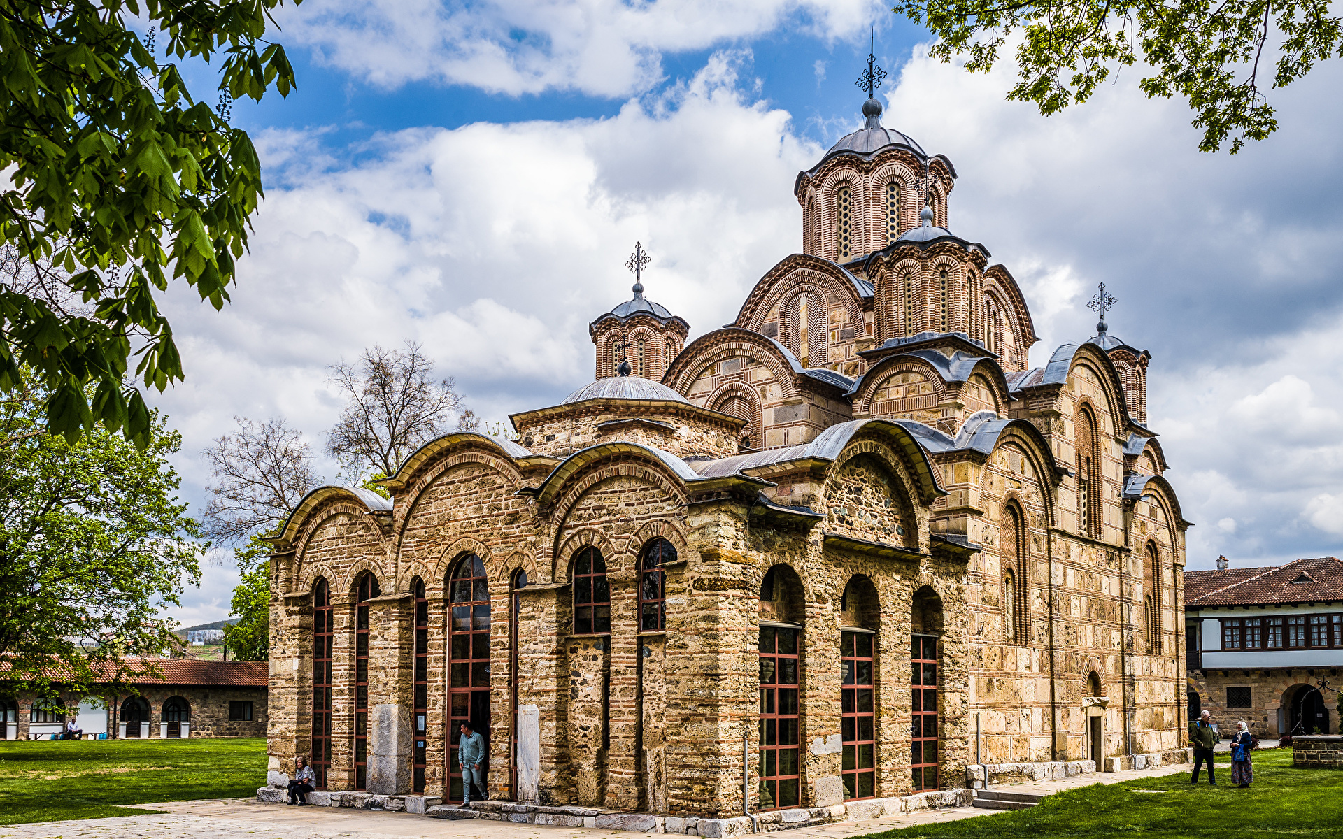 Обои для рабочего стола Сербия Монастырь Gracanica Monastery, Kosovo Облака Города 1920x1200 город облако облачно