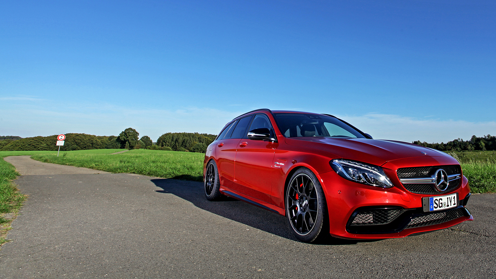 Mercedes Benz c63 AMG красный