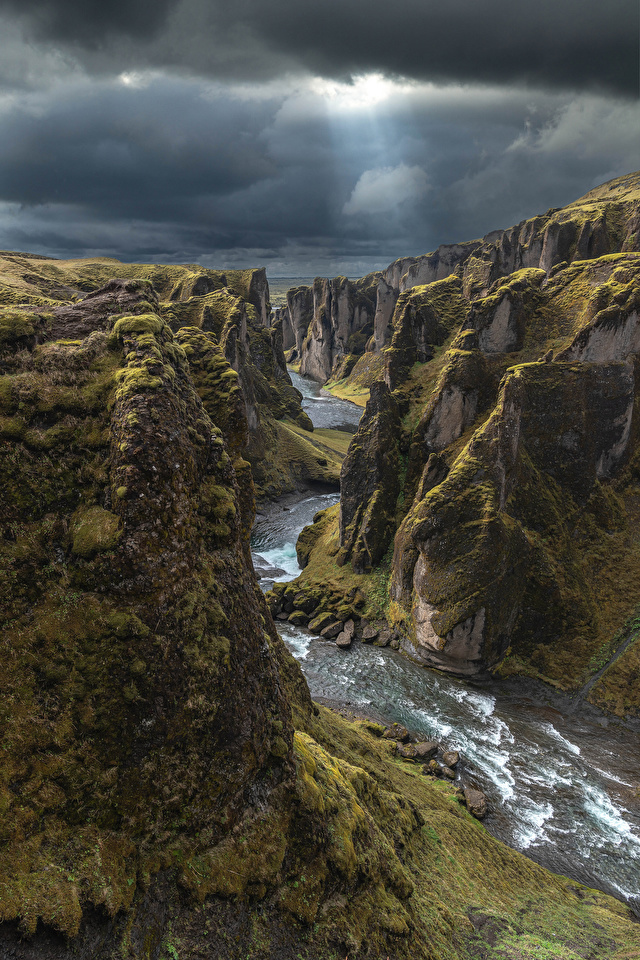 Фотография Исландия Fjaðrárgljúfur Canyon Утес Каньон Природа речка 640x960 для мобильного телефона Скала скале скалы каньона каньоны Реки река