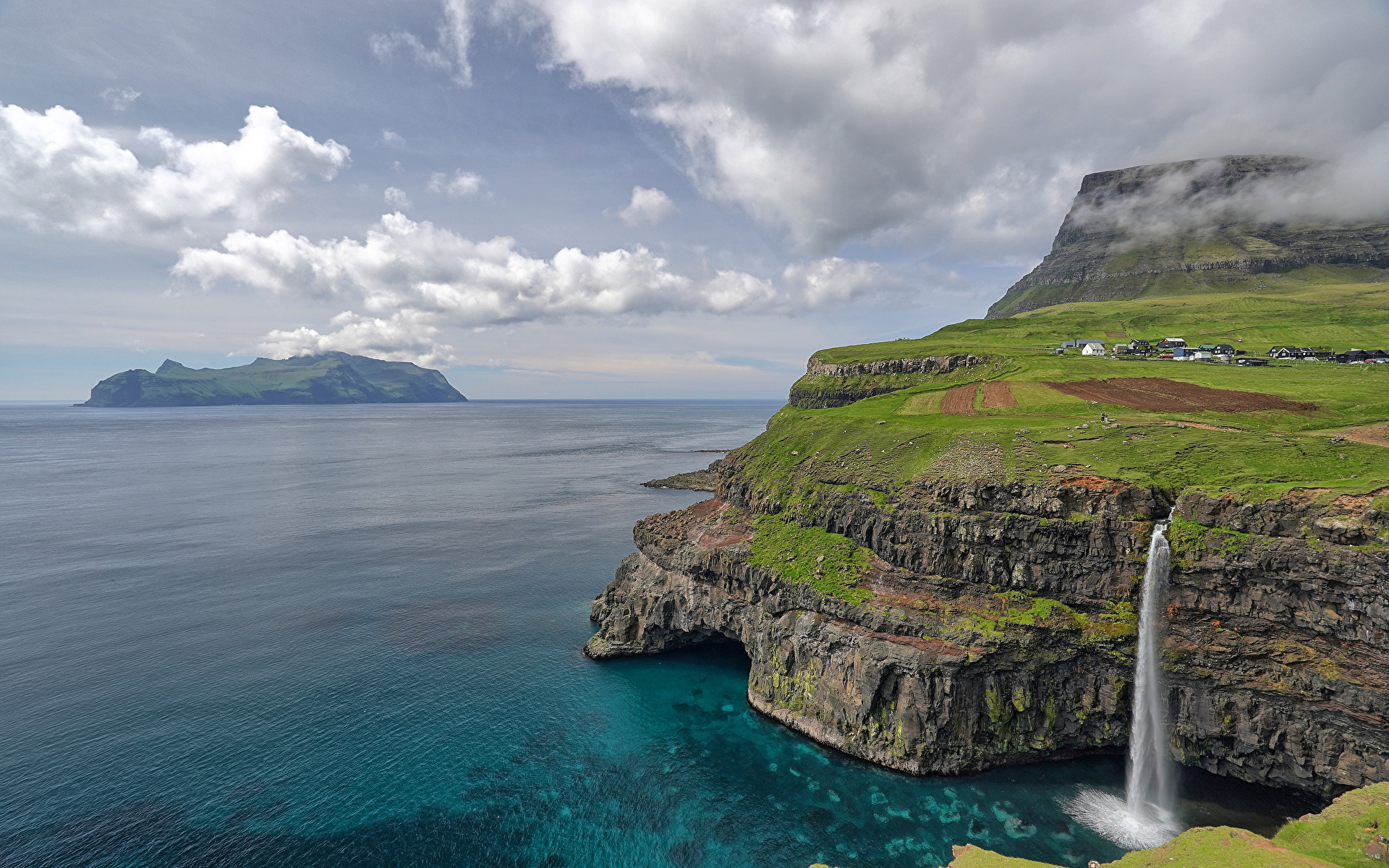 Обои для рабочего стола Дания Faroe Islands скале Природа Водопады Остров Облака 1920x1200 Утес Скала скалы облако облачно