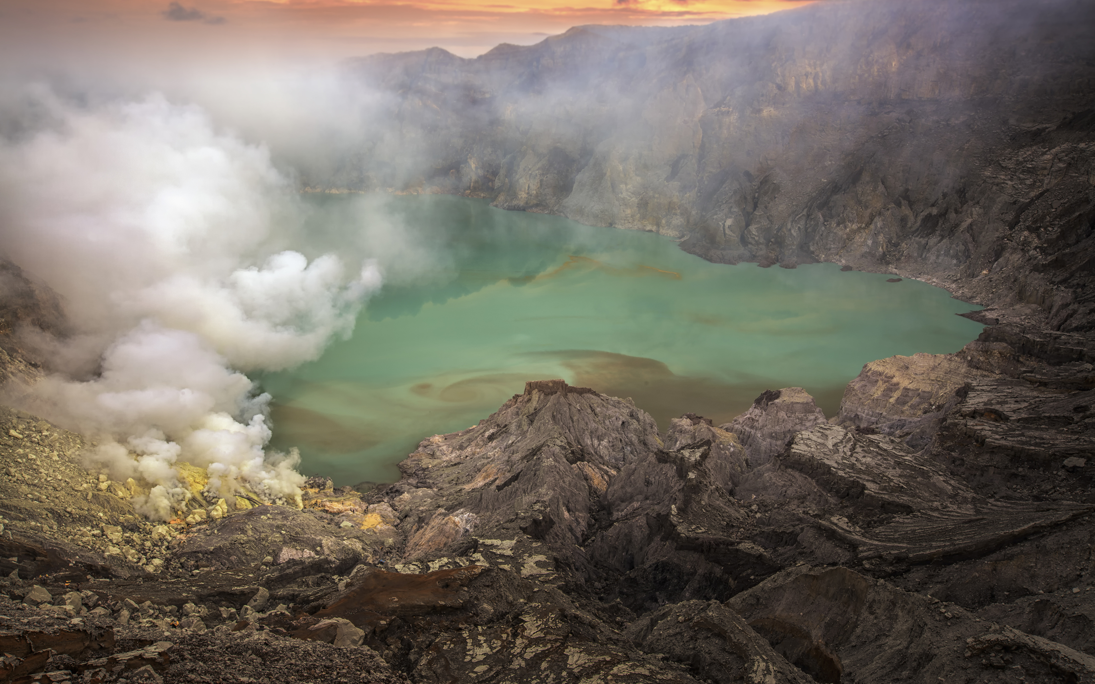 Фотографии гора Скала Природа Озеро дымит 3840x2400 Горы Утес скале скалы Дым