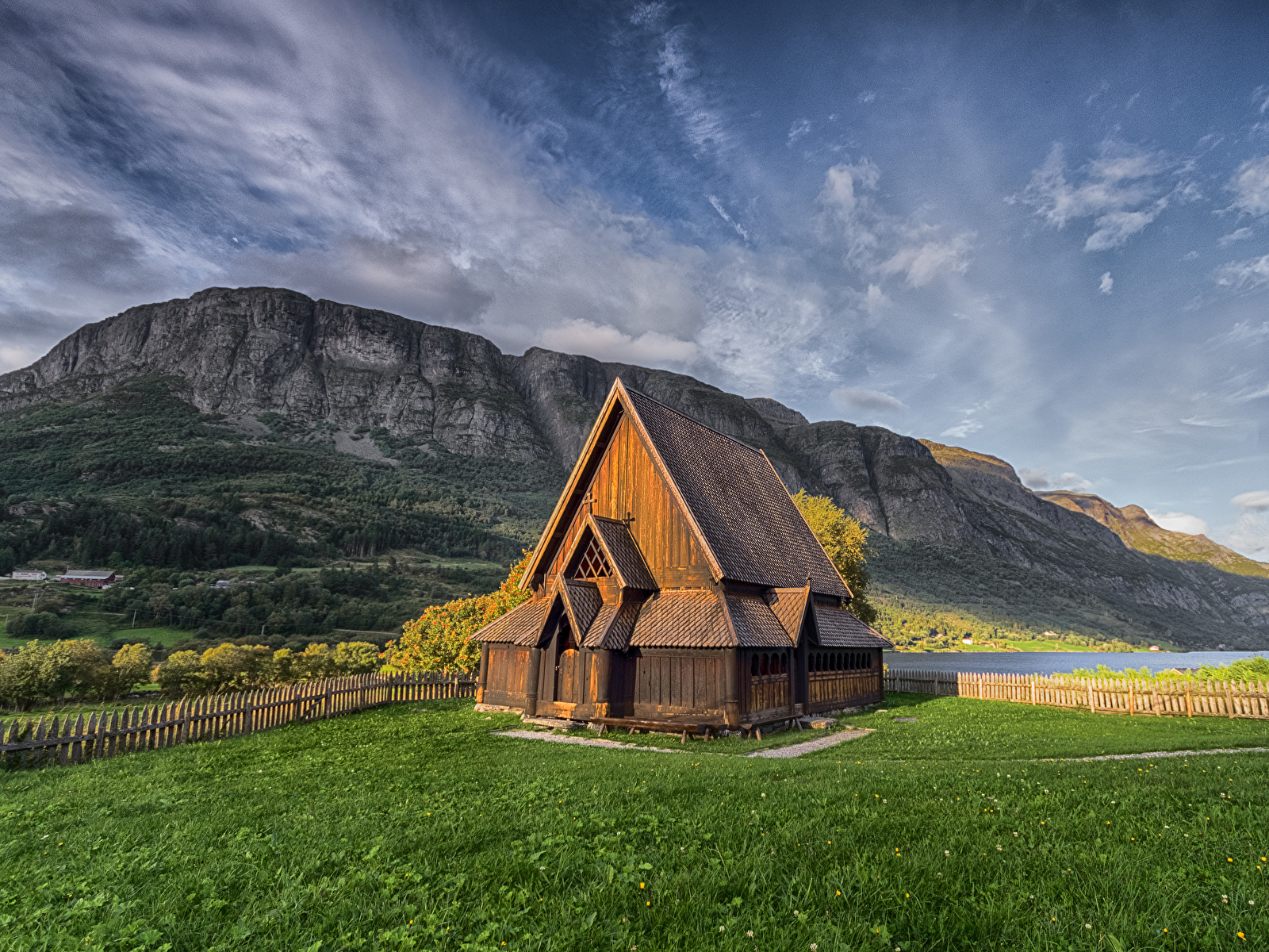 Фото Церковь Норвегия Valdres Горы Природа Деревянный 1600x1200 гора из дерева