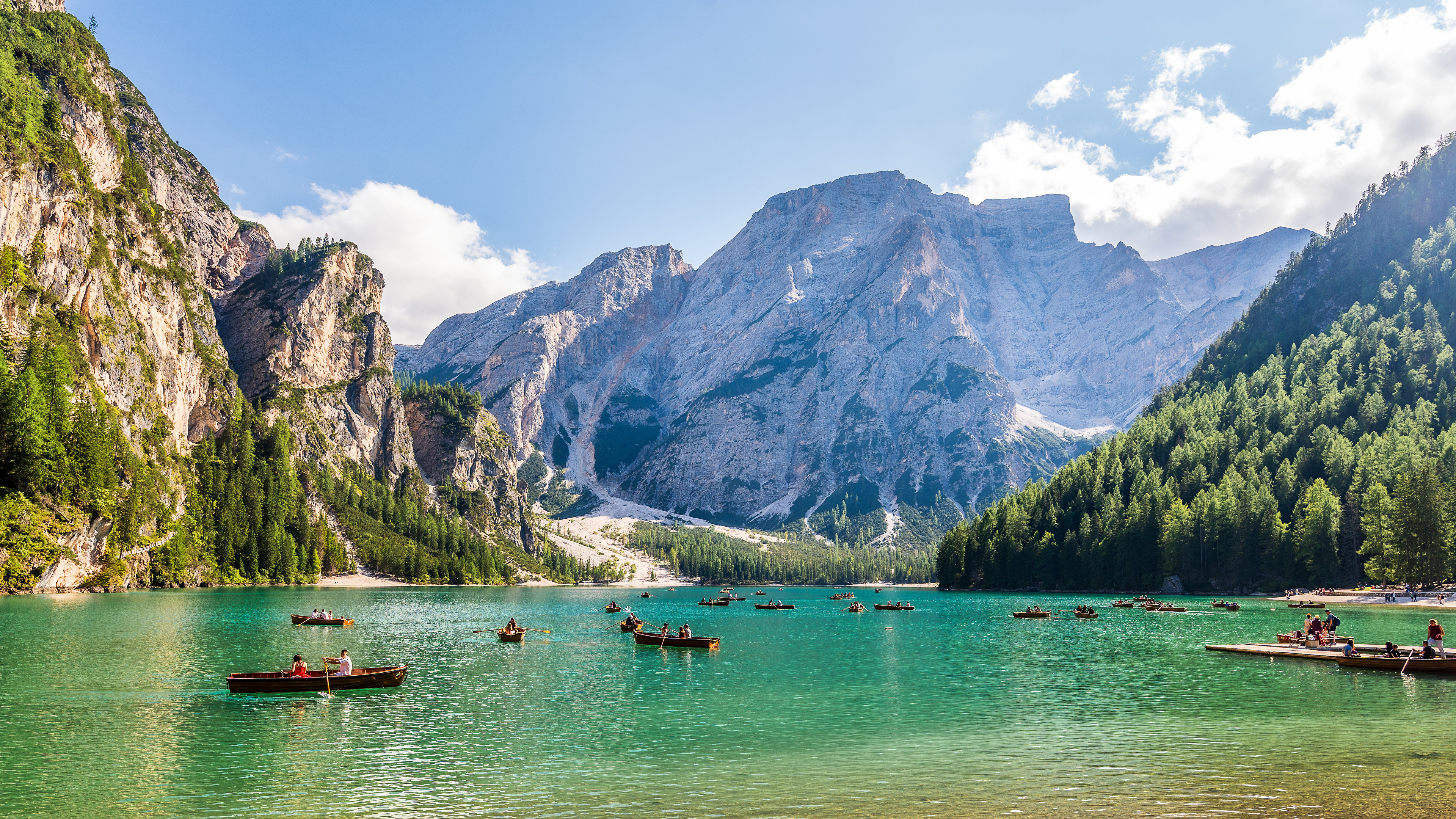 Фото Италия Lago di Braies Горы скале Природа Озеро Пейзаж Лодки 3840x2160 гора Утес Скала скалы
