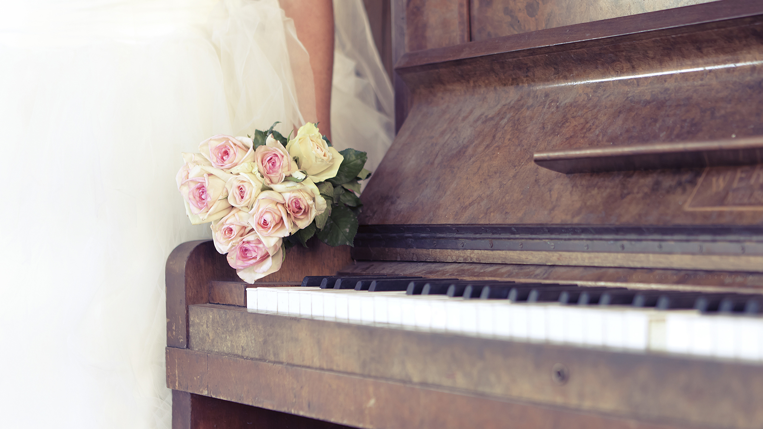 Фотография фортепиано Букеты Розы 2560x1440 Пианино пианина букет роза