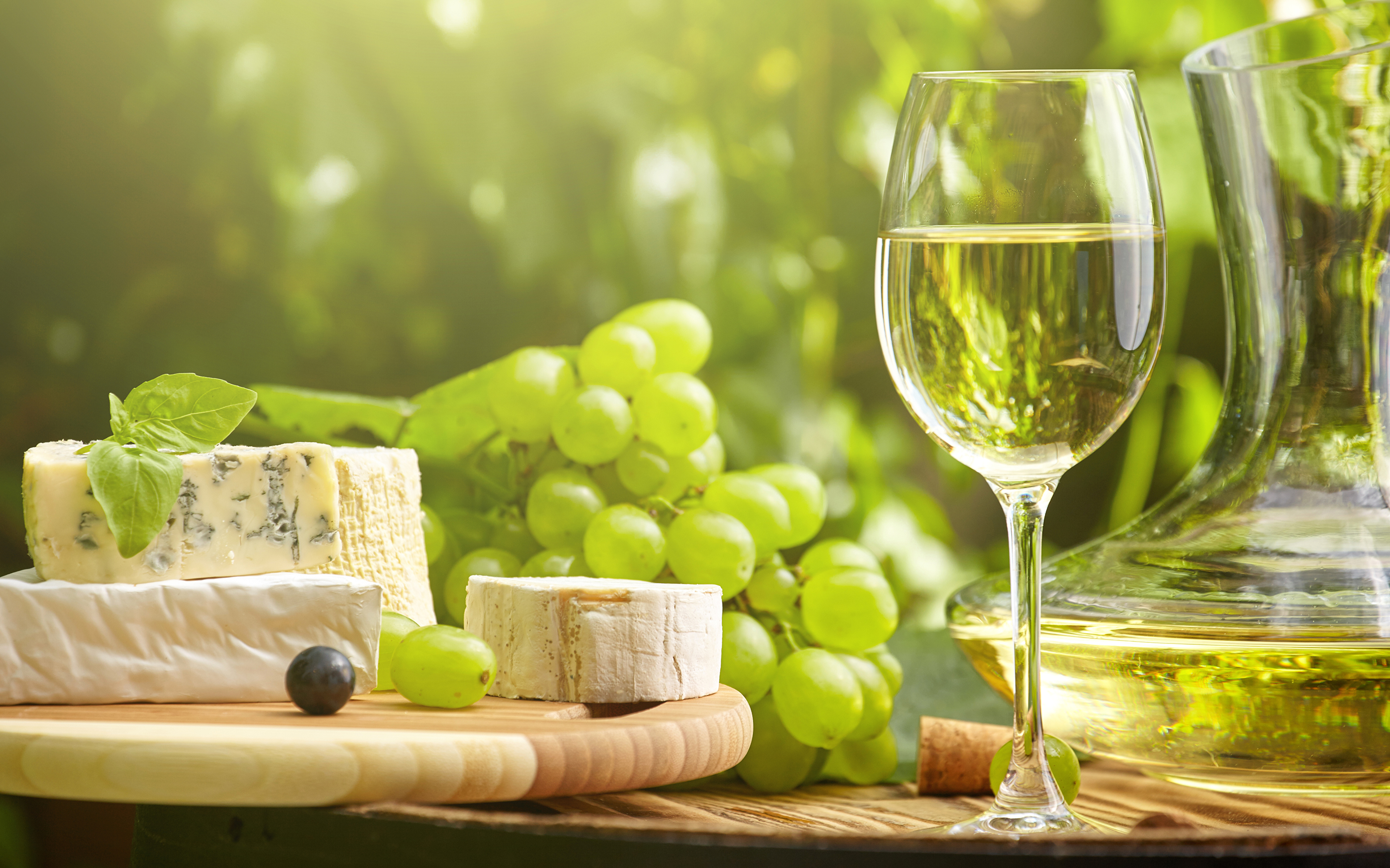 вино виноград сыр на лужайке загрузить