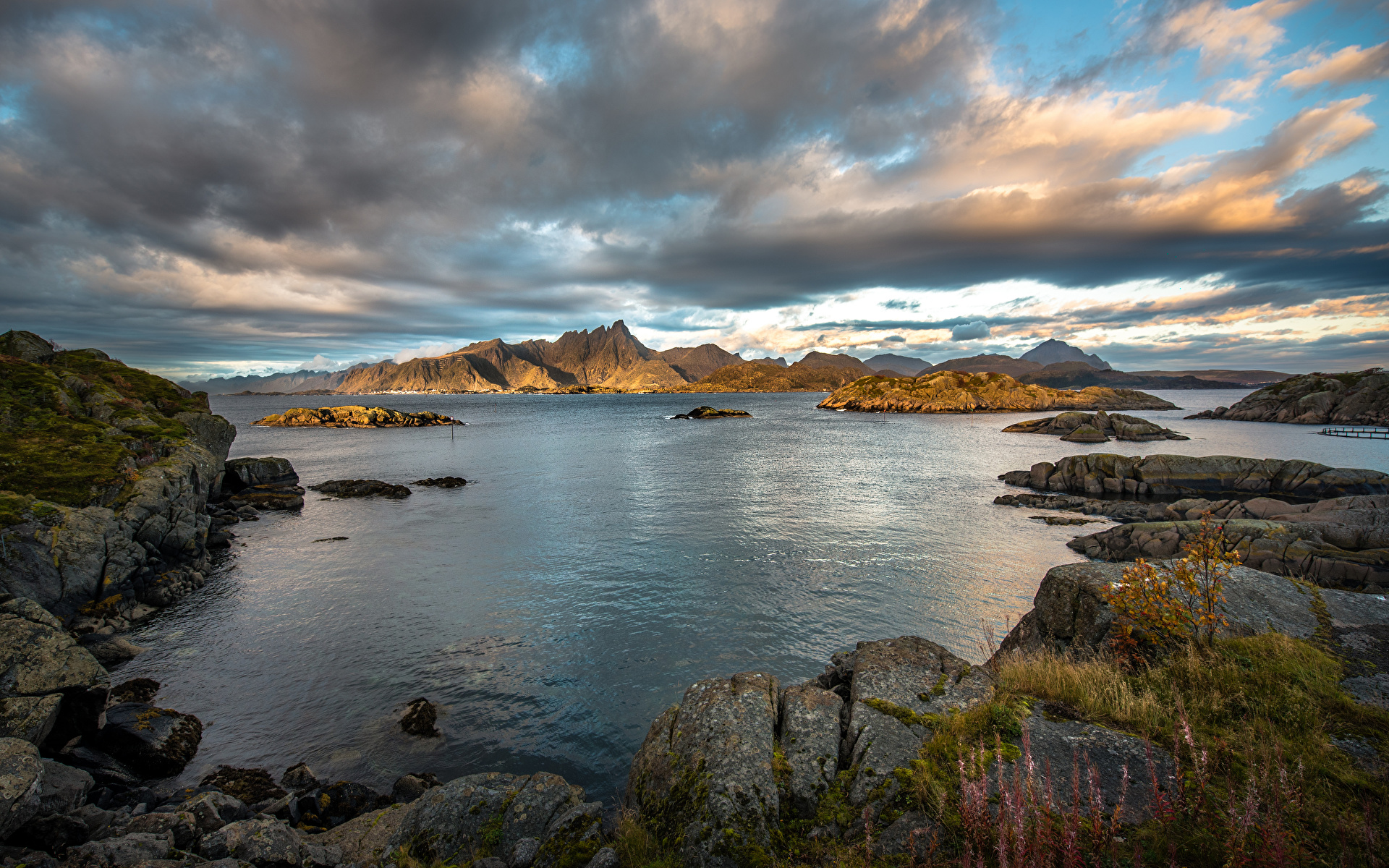 Фотографии Лофотенские острова Норвегия Vestvagoy Горы Природа облачно 1920x1200 гора Облака облако