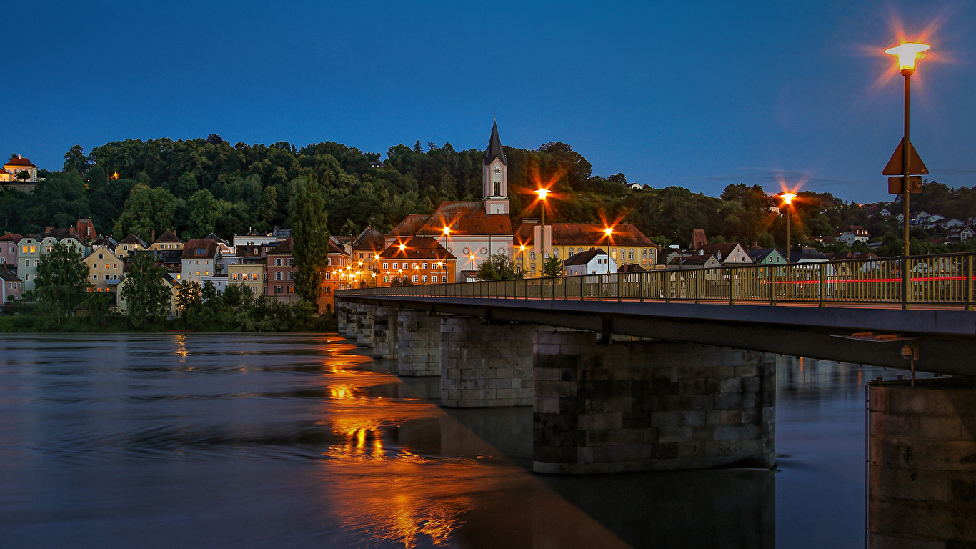 Картинка Бавария Германия Passau Мосты река Вечер Уличные фонари Дома город 1366x768 мост Реки речка Здания Города
