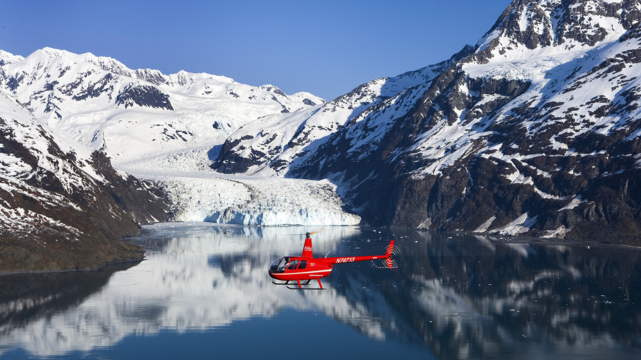 Вертолеты над озером. Самолет в горах. Вертолет в горах. Вертолет в снежных горах. Ледники в горах фото.