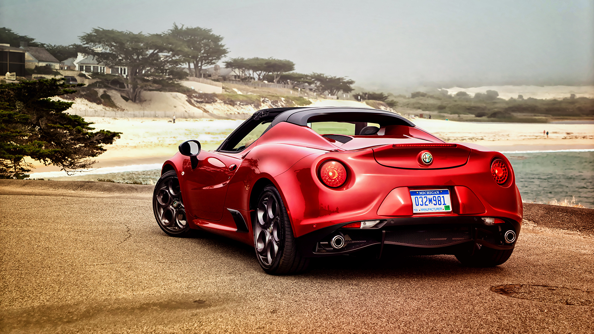 Alfa Romeo 4c красный