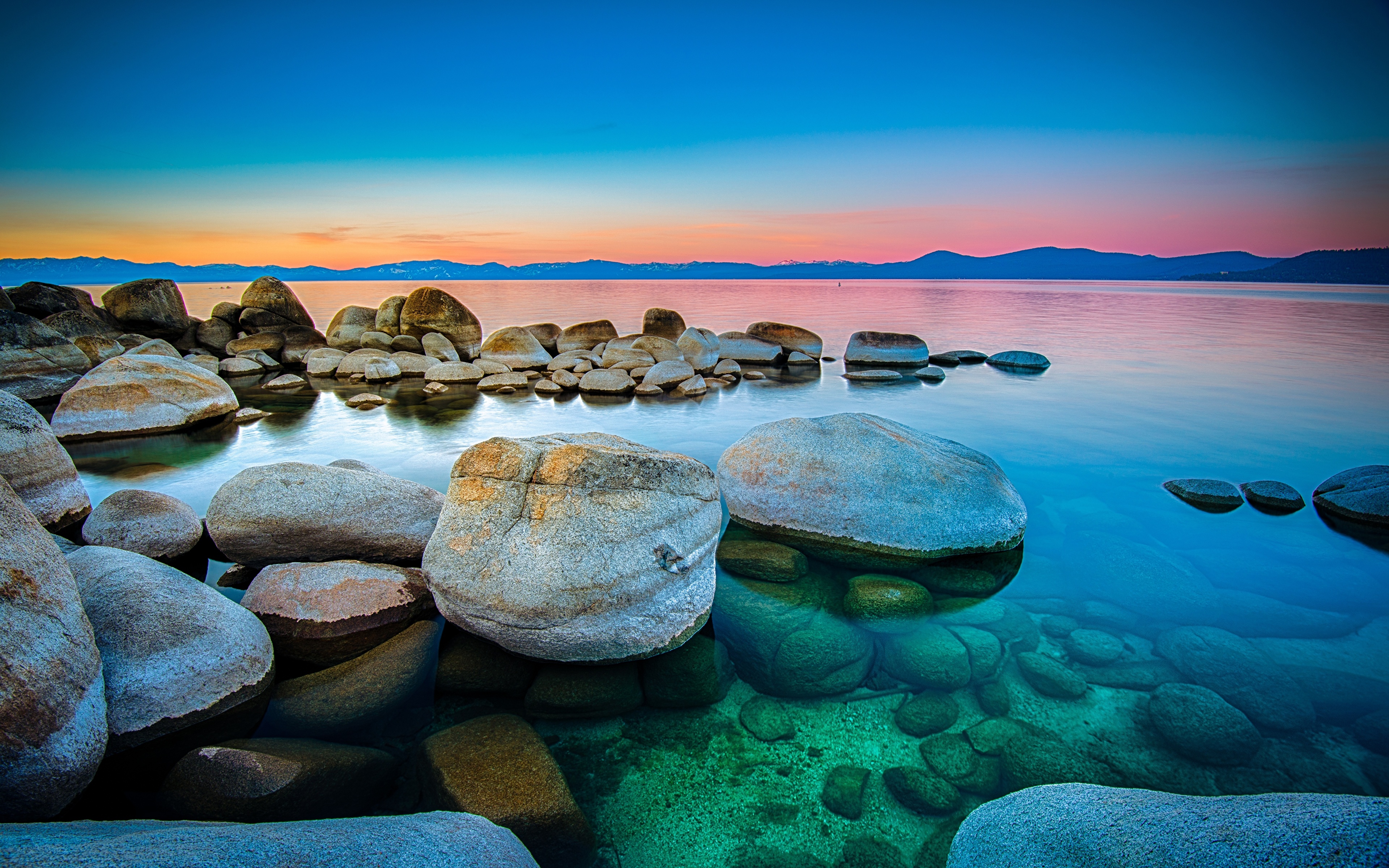 Отражение камней в воде