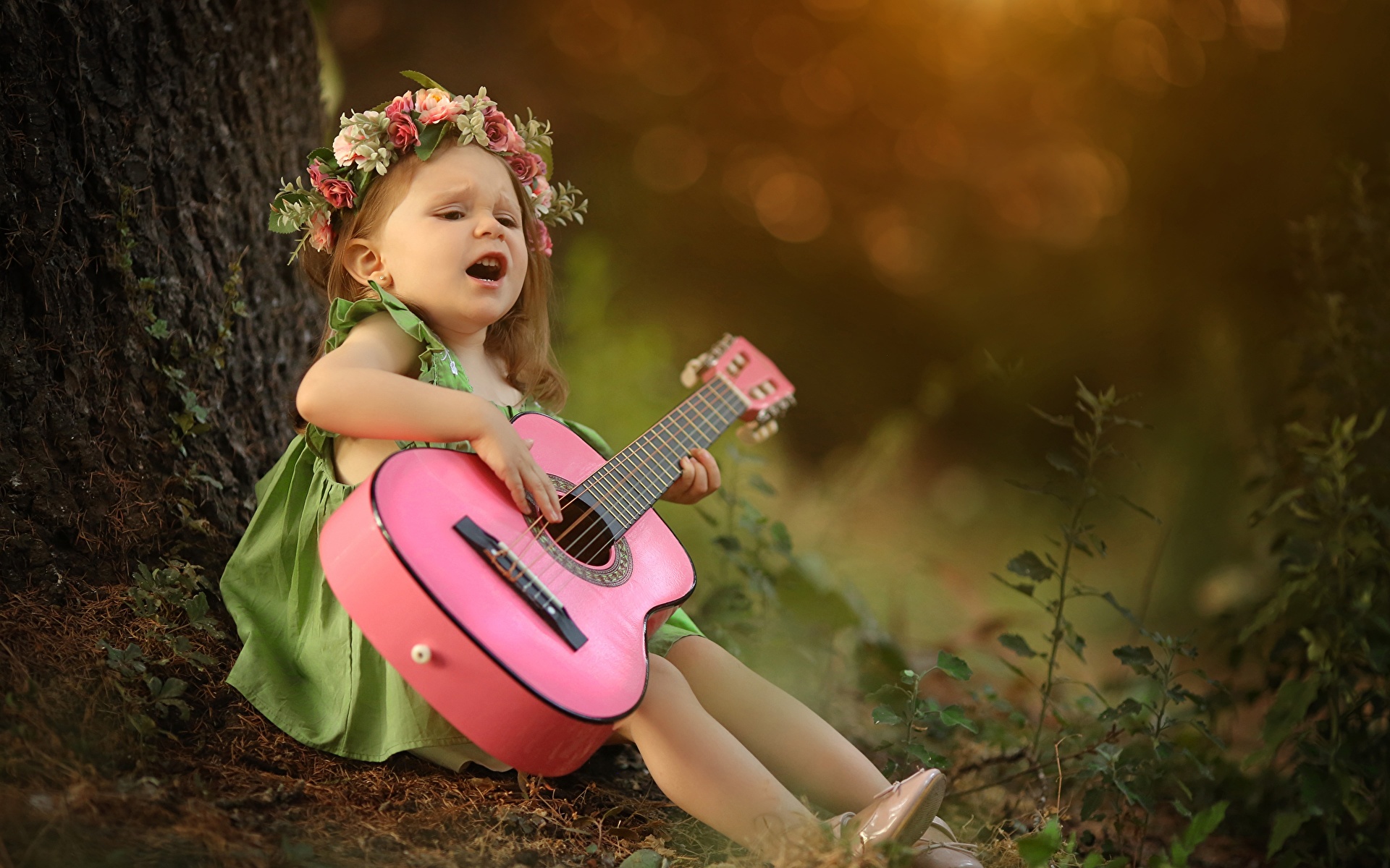 Маленькая девочка с гитарой