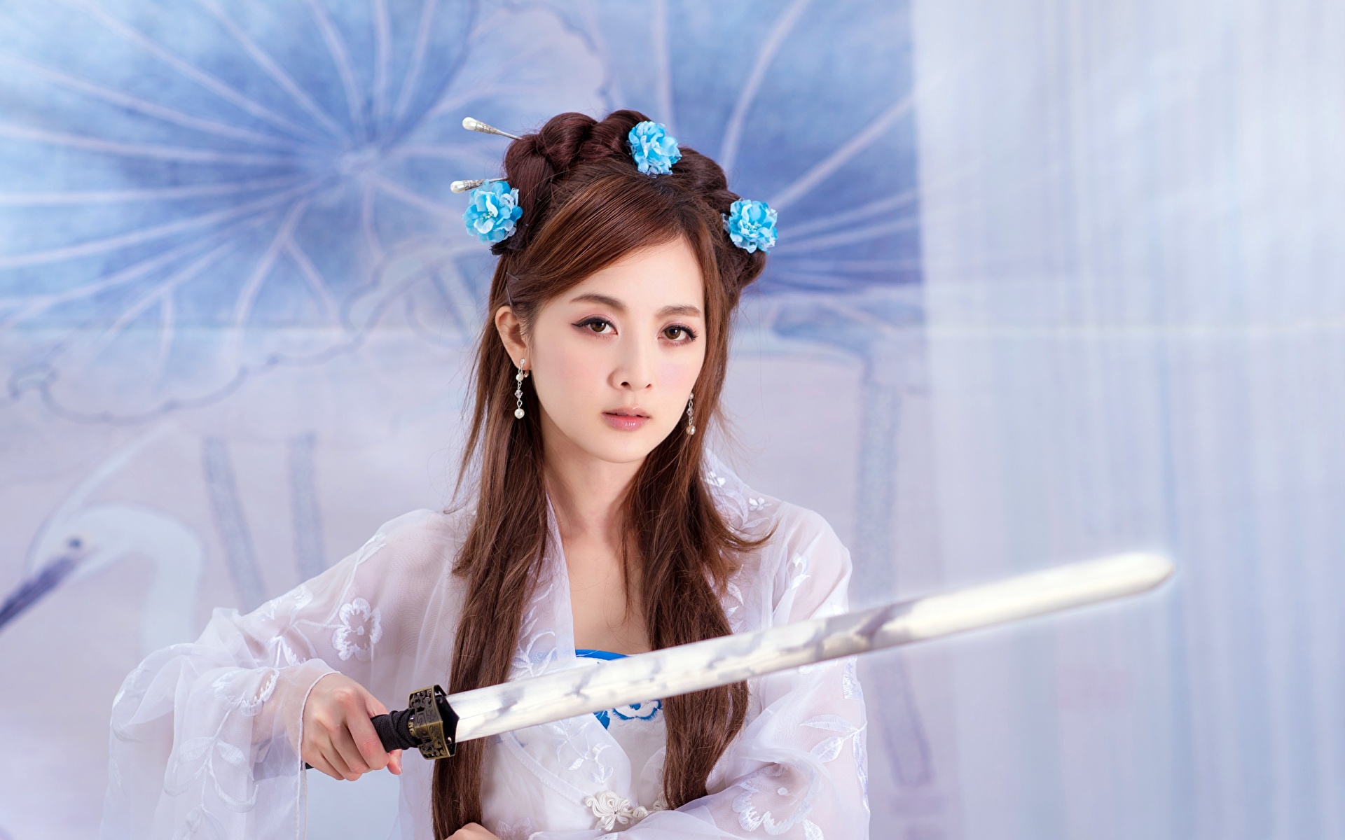 Фото меч Шатенка Mikako Zhang Kaijie, Japanese молодая женщина Азиаты смотрят 1920x1200 Мечи меча с мечом шатенки девушка Девушки молодые женщины азиатки азиатка Взгляд смотрит