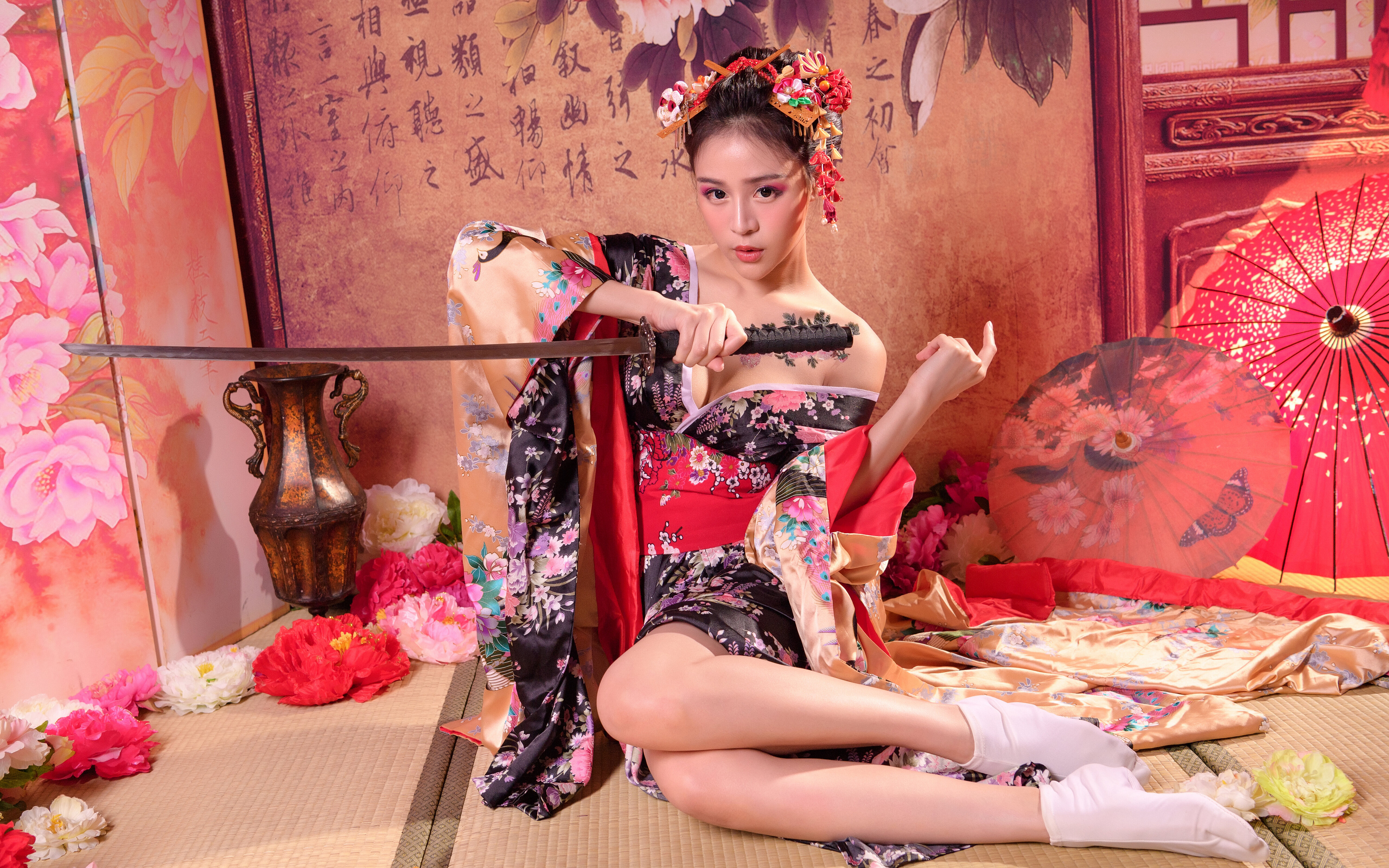 Картинка Катана Кимоно девушка ног Азиаты сидящие 3840x2400 Девушки молодая женщина молодые женщины Ноги азиатки азиатка сидя Сидит
