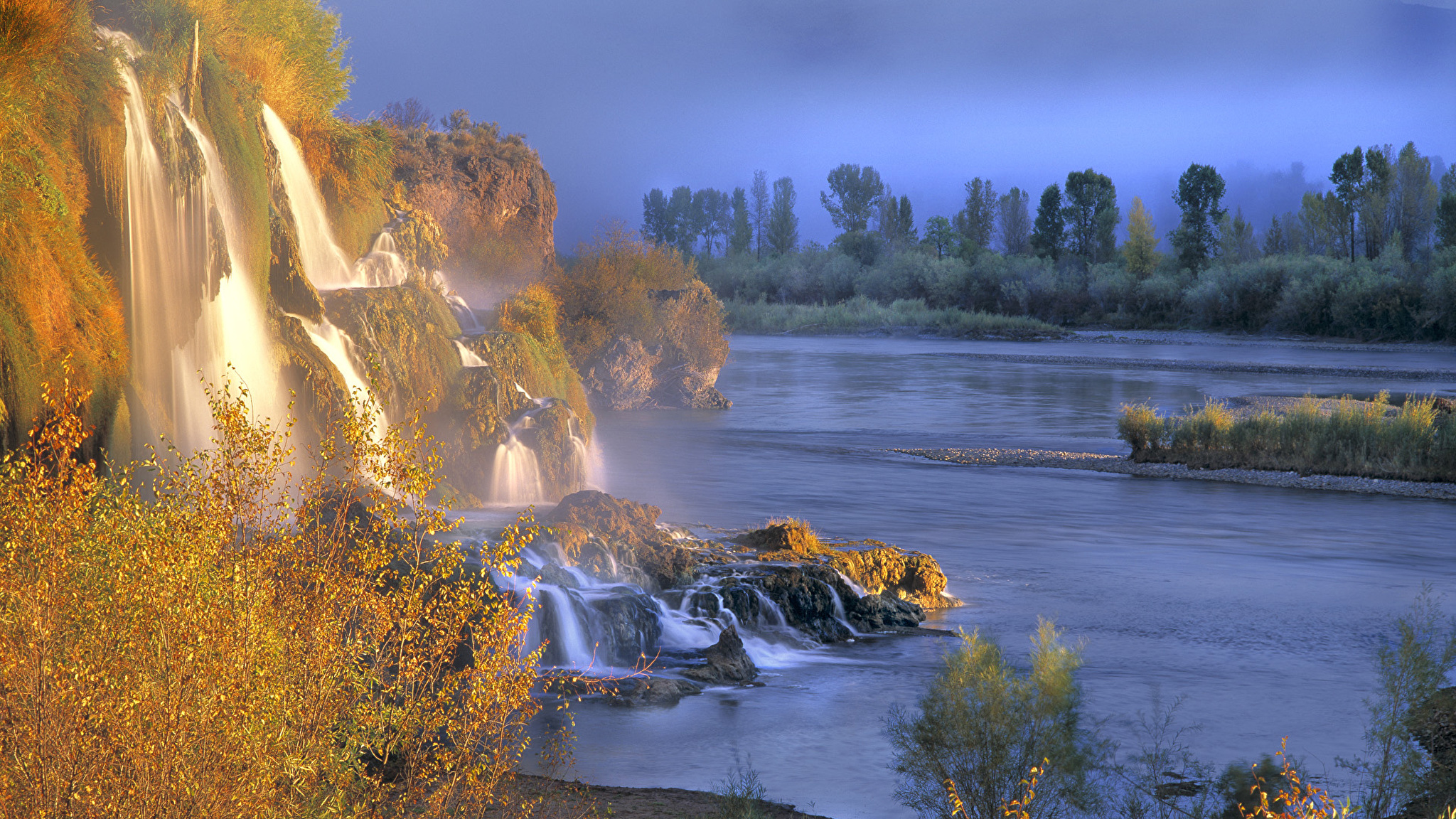 Водопад рассвет. Штат Айдахо природа. Осень горы водопад. Чарующая красота природы. Пейзаж водопад.