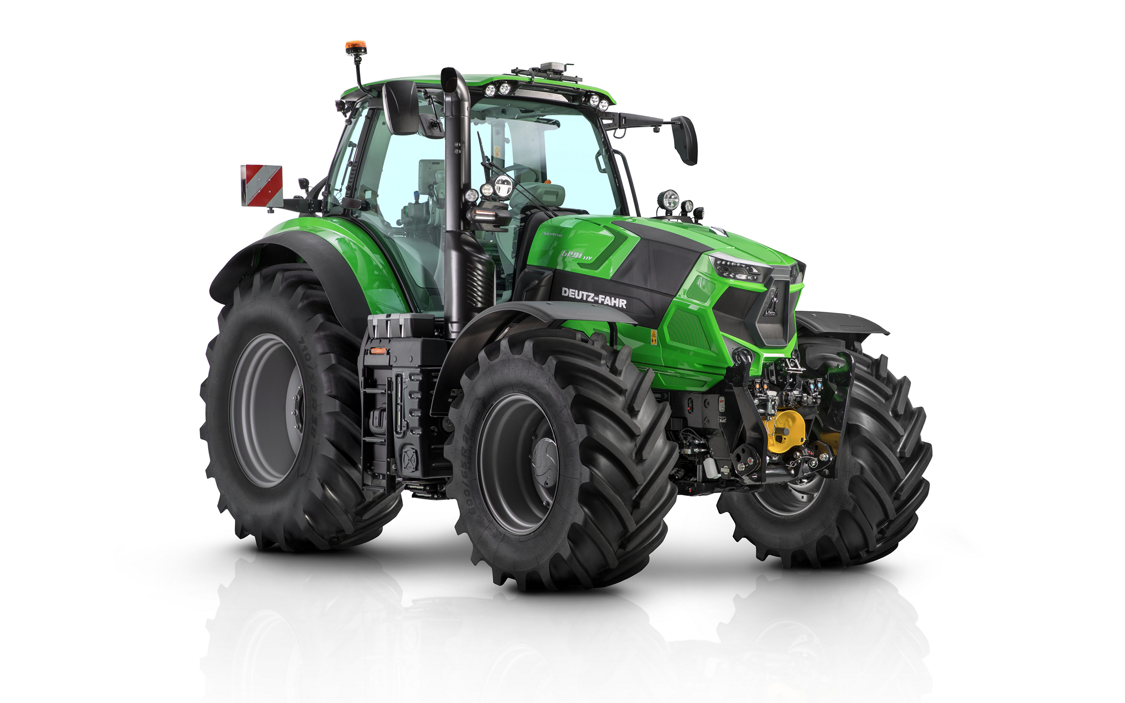 Обои для рабочего стола трактора Deutz-Fahr 6190 TTV Agrotron, 2016 -- зеленая Белый фон 3840x2400 Трактор тракторы Зеленый зеленые зеленых белом фоне белым фоном