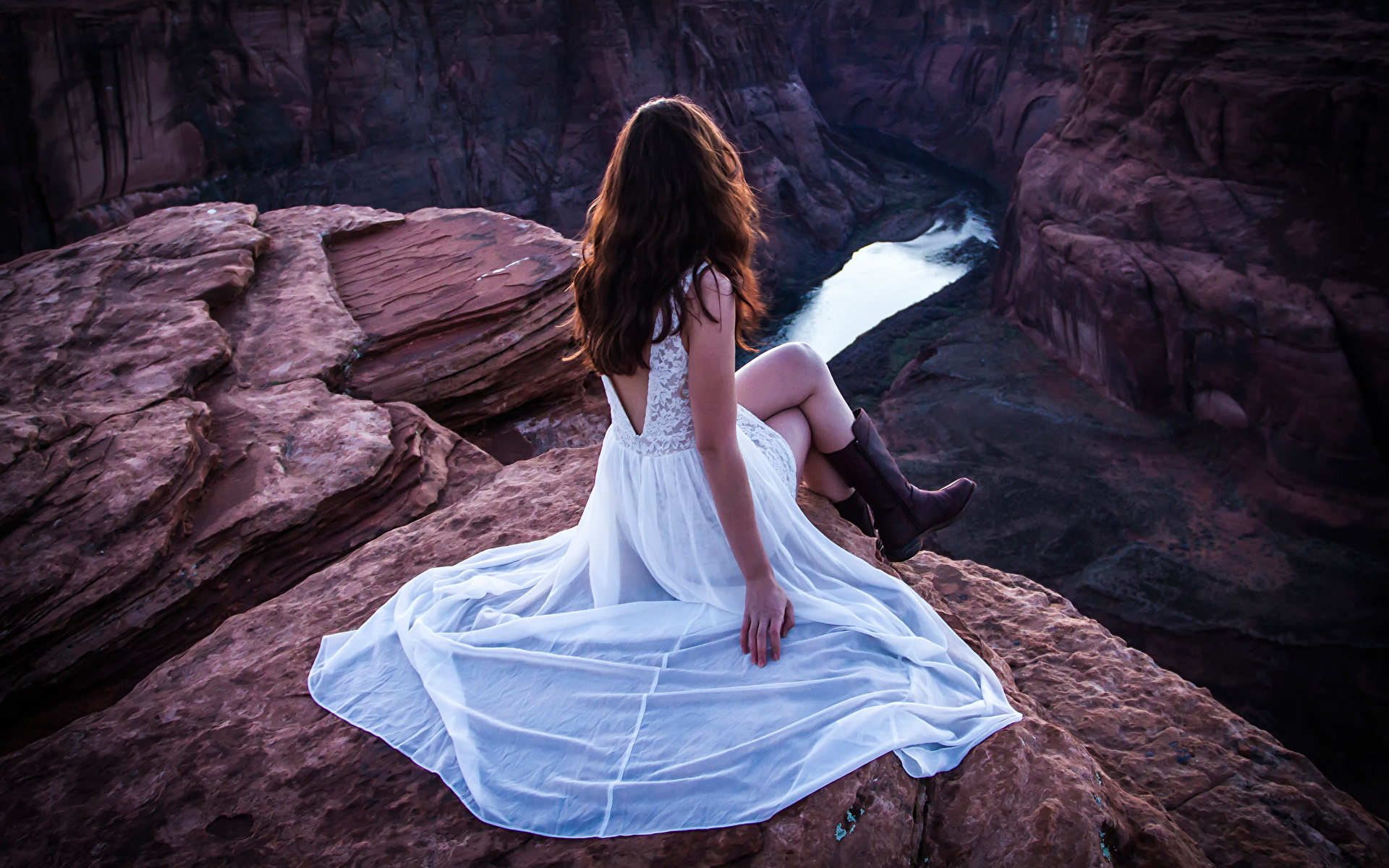 Фотографии River Throne скале молодая женщина Сидит Платье 1920x1200 Утес Скала скалы девушка Девушки молодые женщины сидя сидящие платья