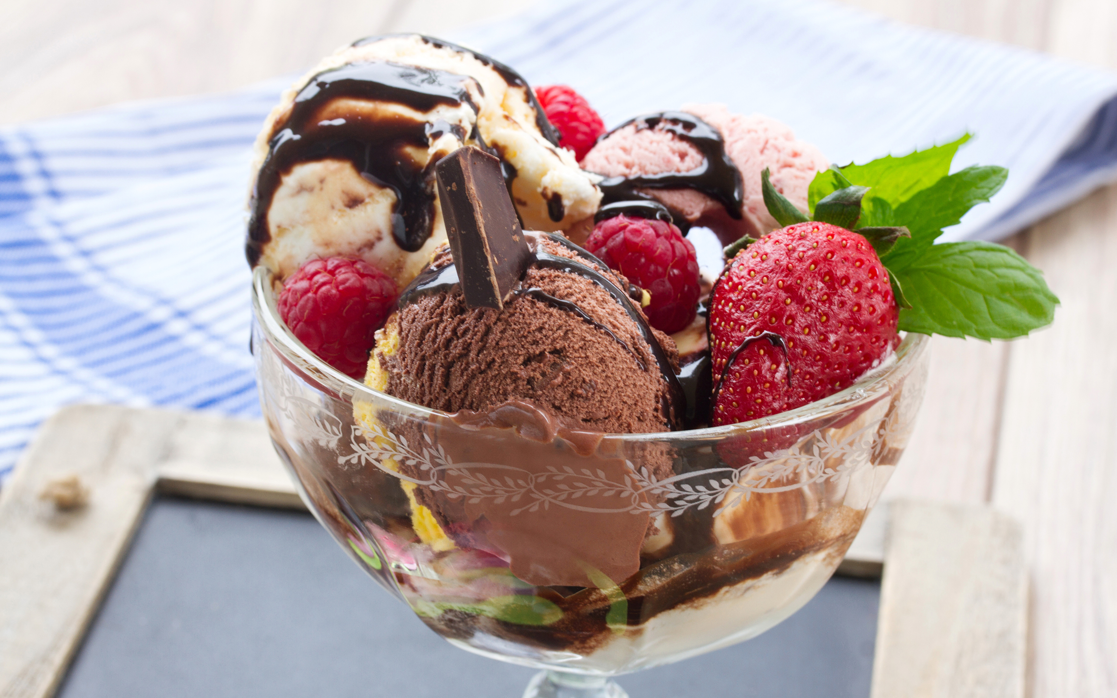 мороженое с клубникой в шоколаде загрузить