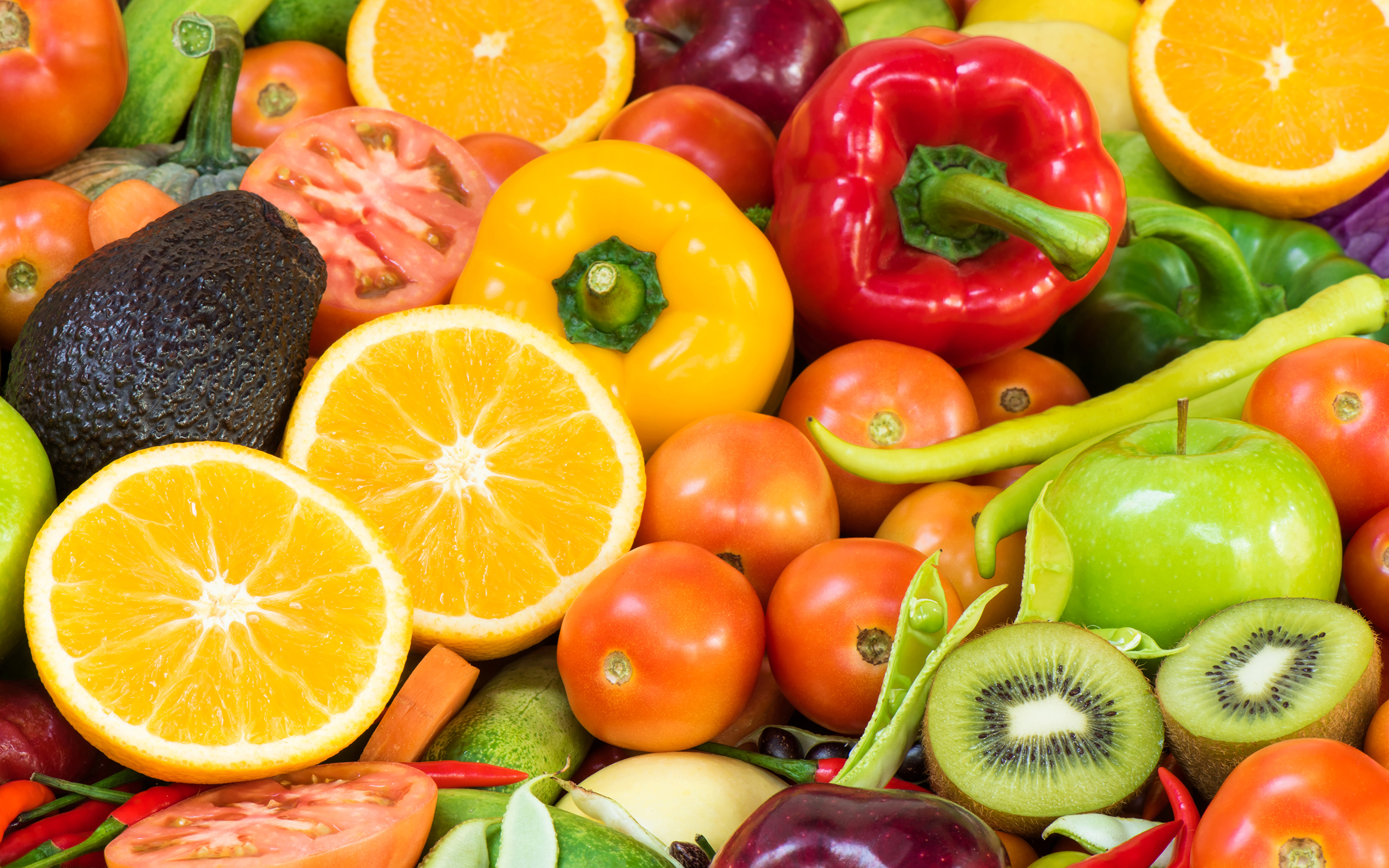 Витамины в свежих овощах. Овощи и фрукты. Свежие овощи и фрукты. Витамины из овощей и фруктов. Яркие овощи.