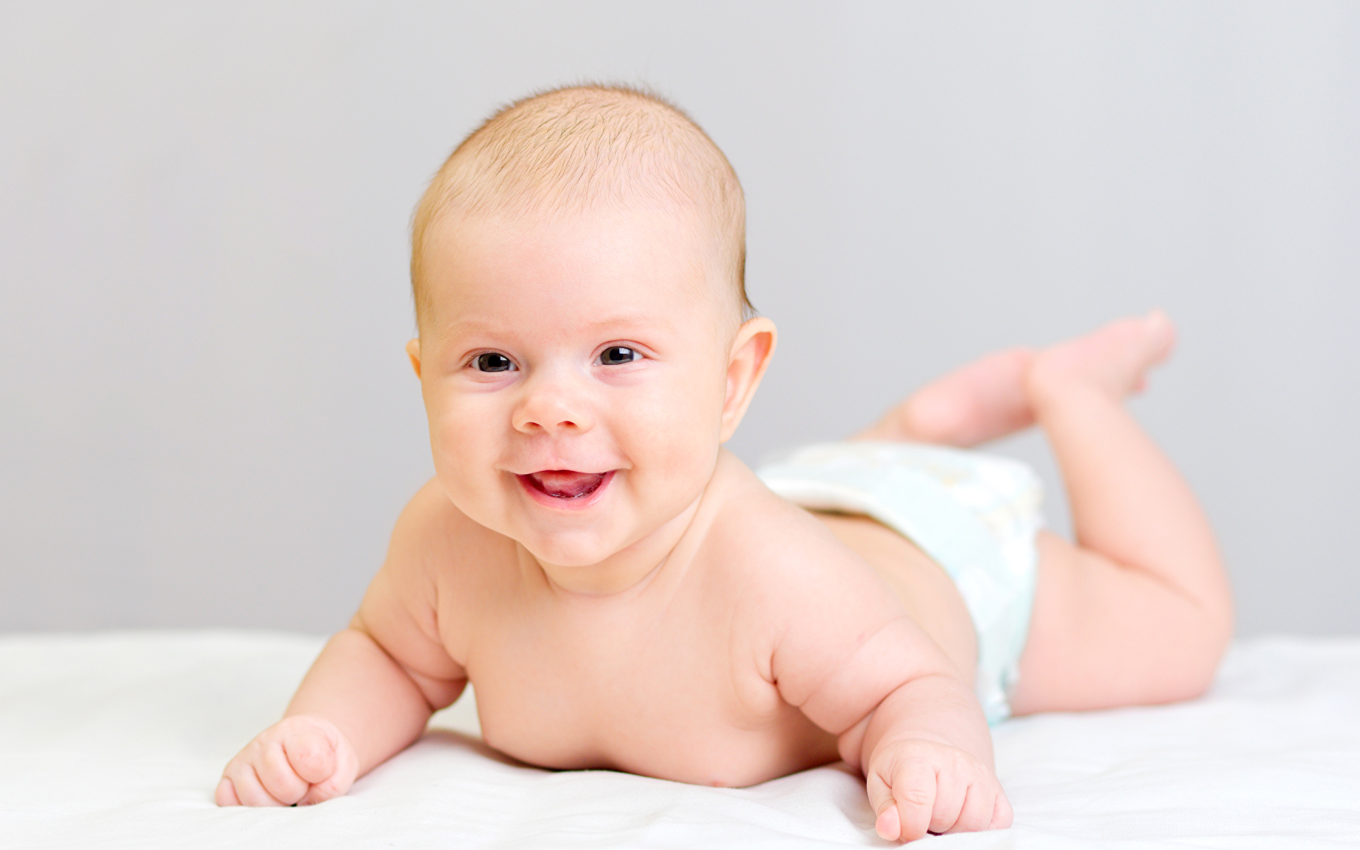 Фото младенца улыбается Дети 1920x1200 Младенцы младенец грудной ребёнок Улыбка ребёнок