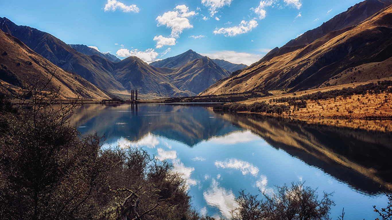 Картинки Новая Зеландия Queenstown гора Природа Озеро Отражение 1366x768 Горы отражении отражается