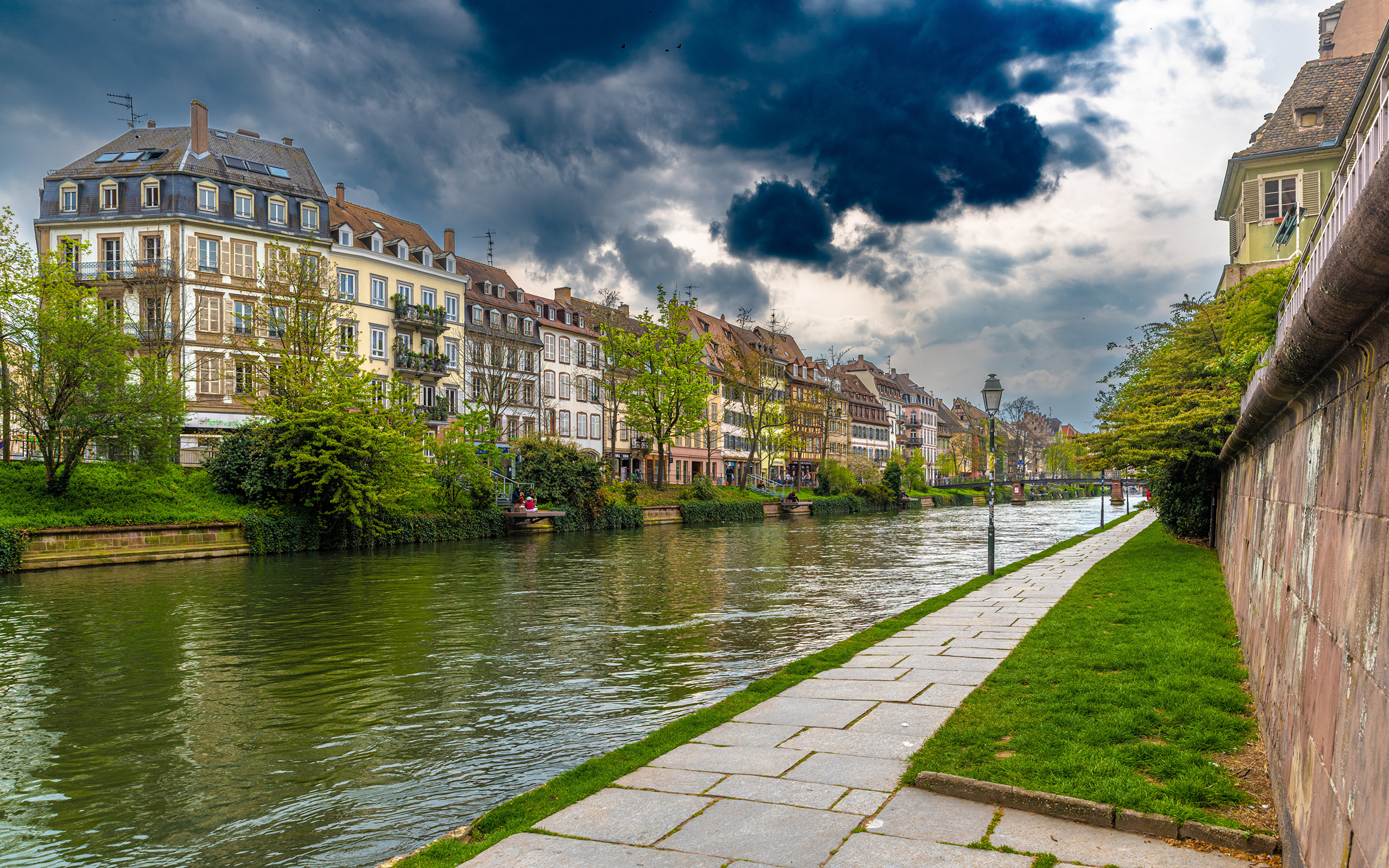 Картинки Страсбург Франция Водный канал Набережная Здания Города облачно 3840x2400 набережной Дома город Облака облако