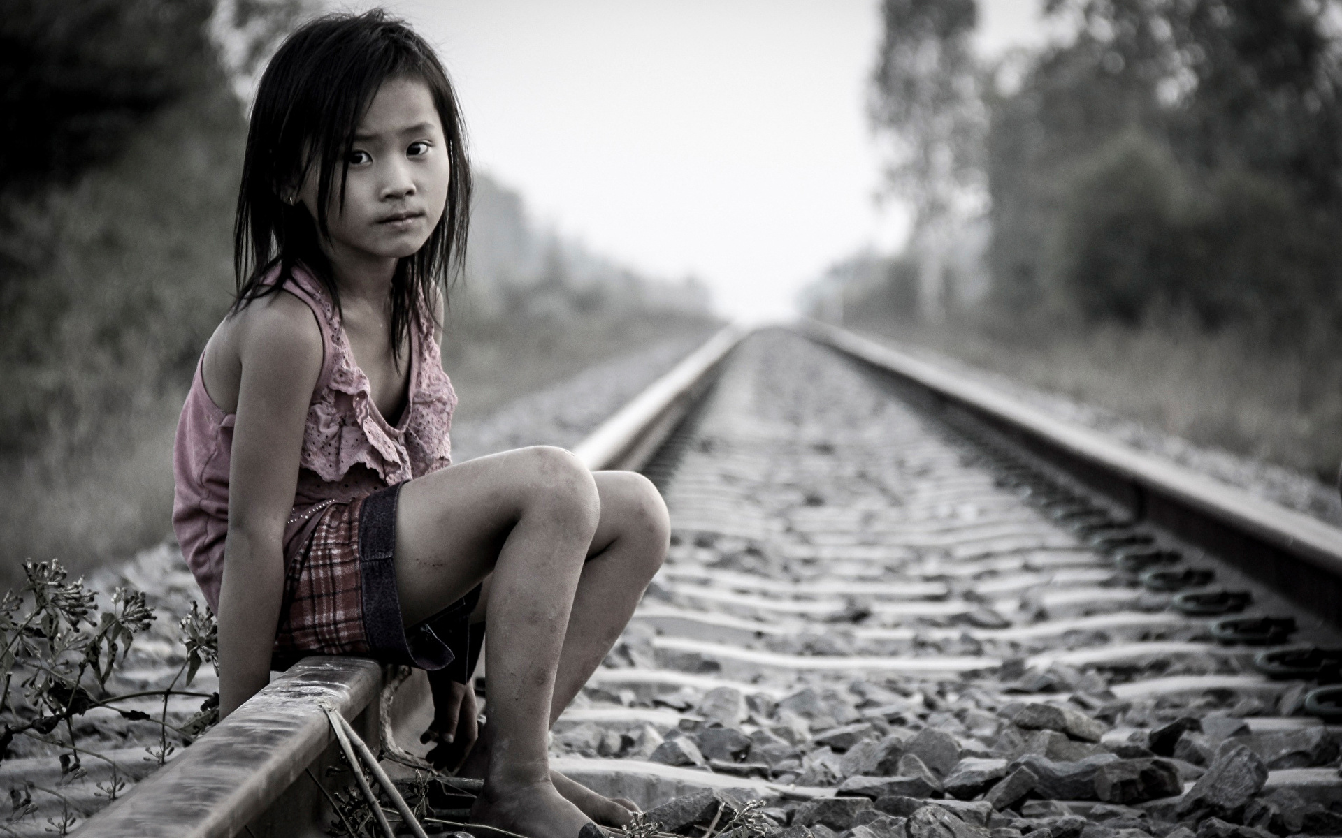 Картинка девочка Рельсы Дети Сидит Железные дороги 1920x1200 Девочки рельсах ребёнок сидя сидящие