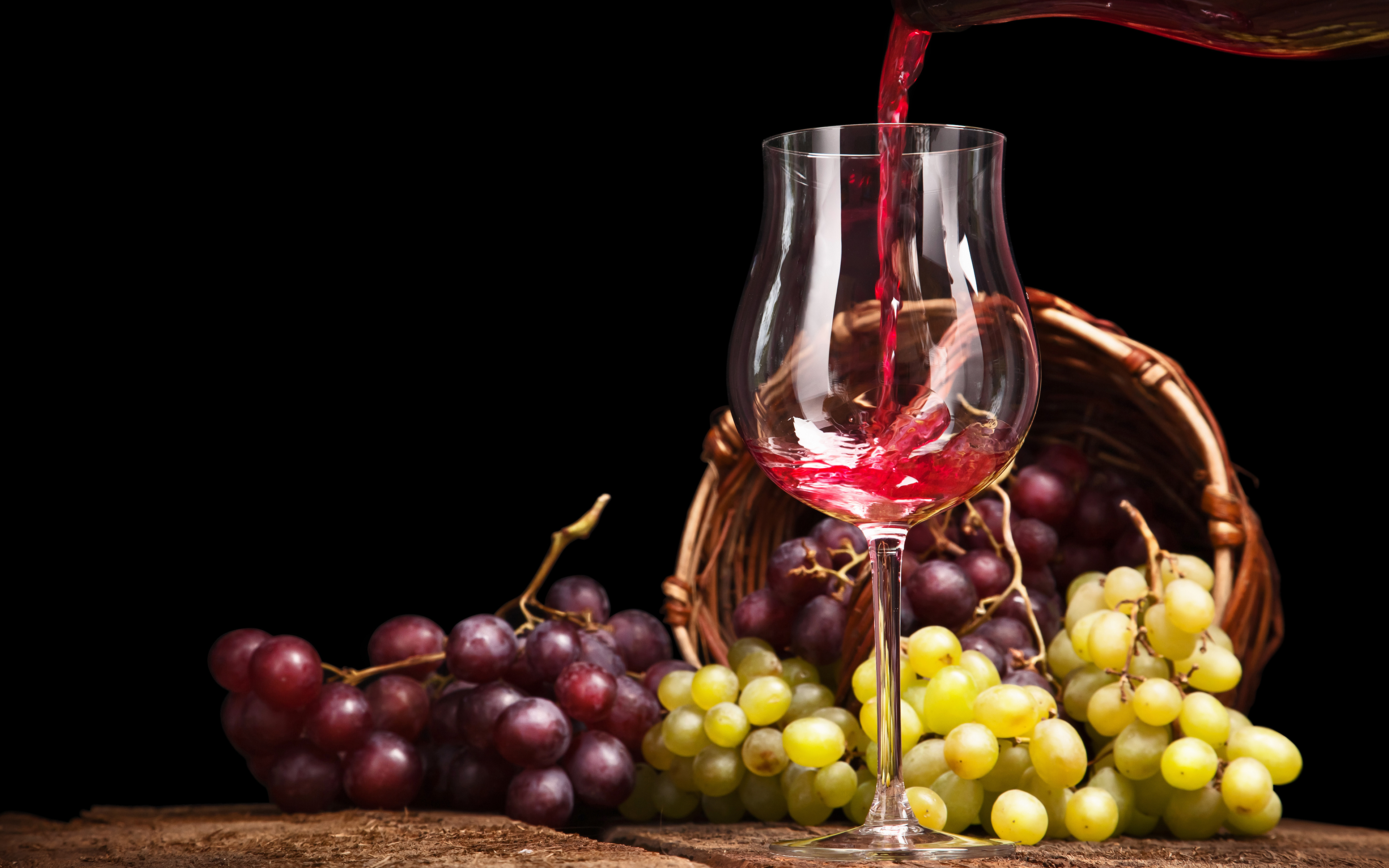 Розовое вино виноград. Вино и виноград. Бокал с вином. Виноградное вино. Виноград в бокале.