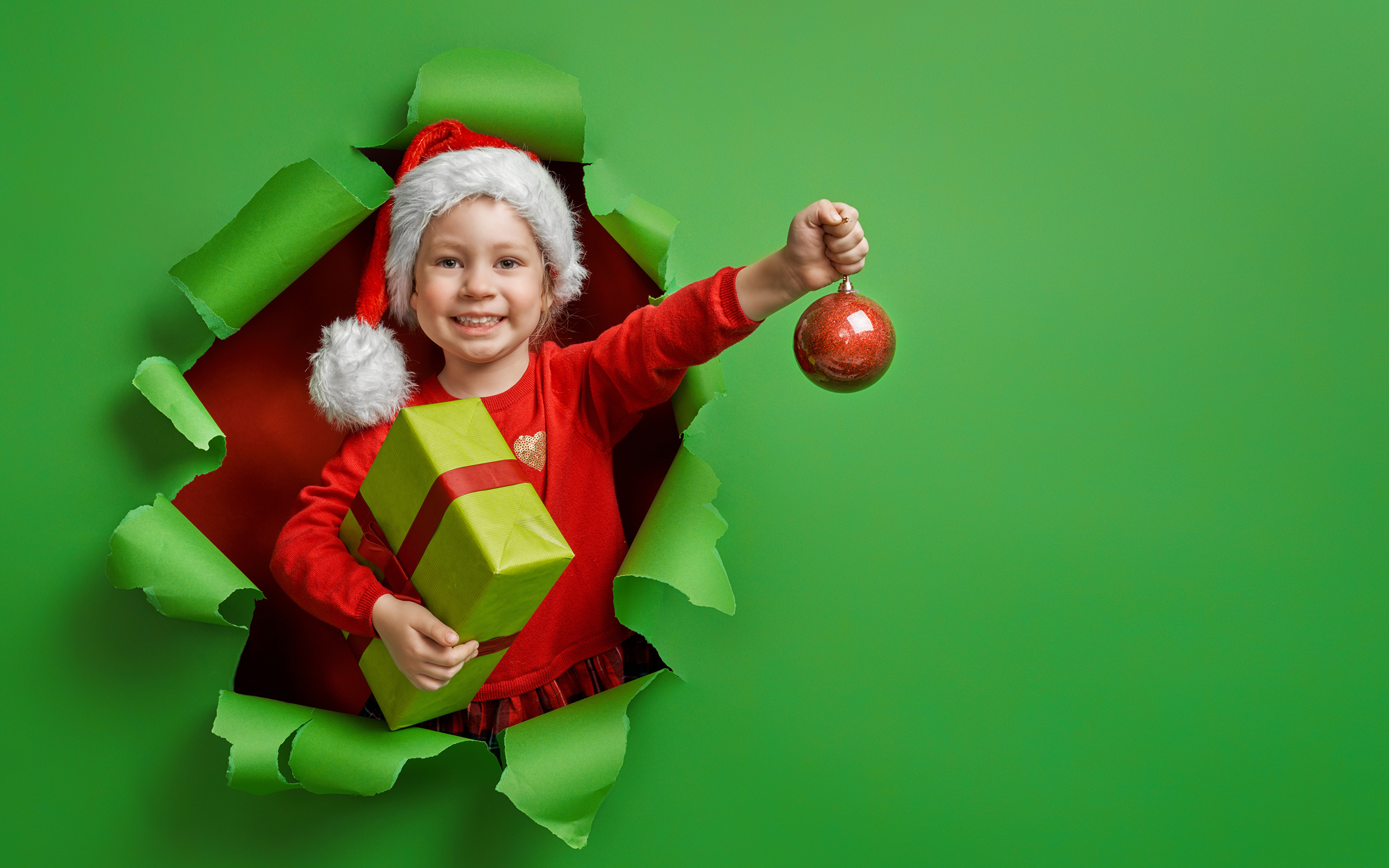 Картинка девочка Новый год Улыбка Дети Шапки подарков Шар Руки Цветной фон 3840x2400 Девочки Рождество улыбается ребёнок шапка в шапке подарок Подарки рука Шарики