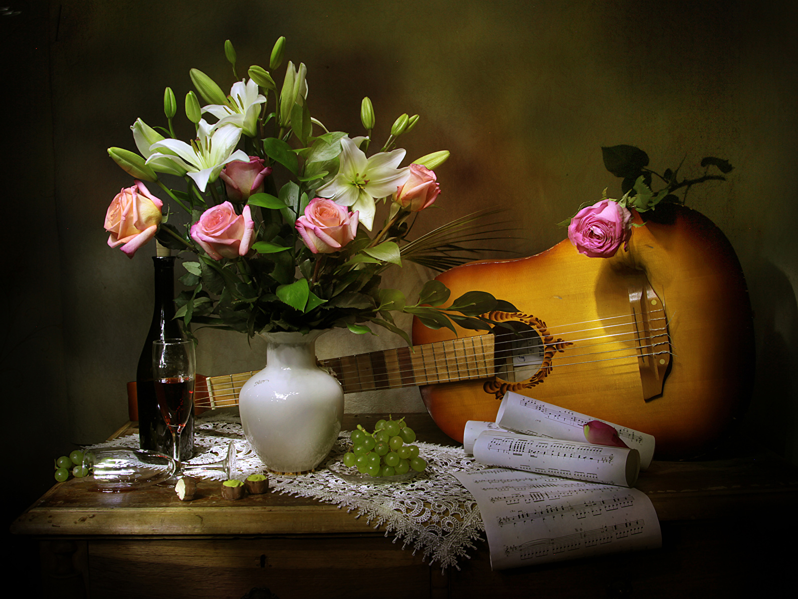 https://s1.1zoom.ru/b5050/871/Still-life_Roses_Tulips_Wine_Grapes_Notes_Vase_546635_1600x1200.jpg
