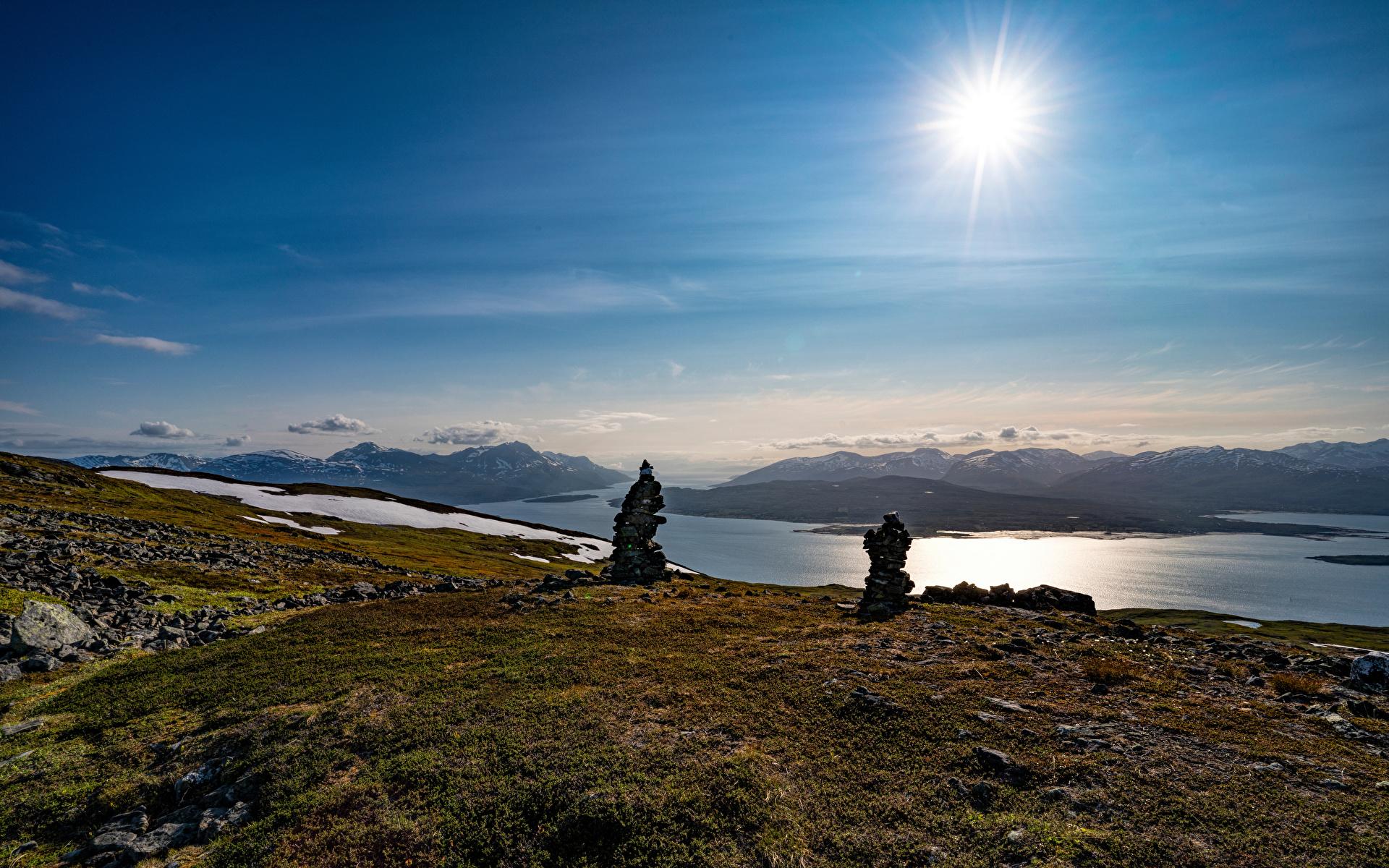 Фотография Норвегия Tromsø солнца Природа Небо Луга Камни 1920x1200 Солнце Камень