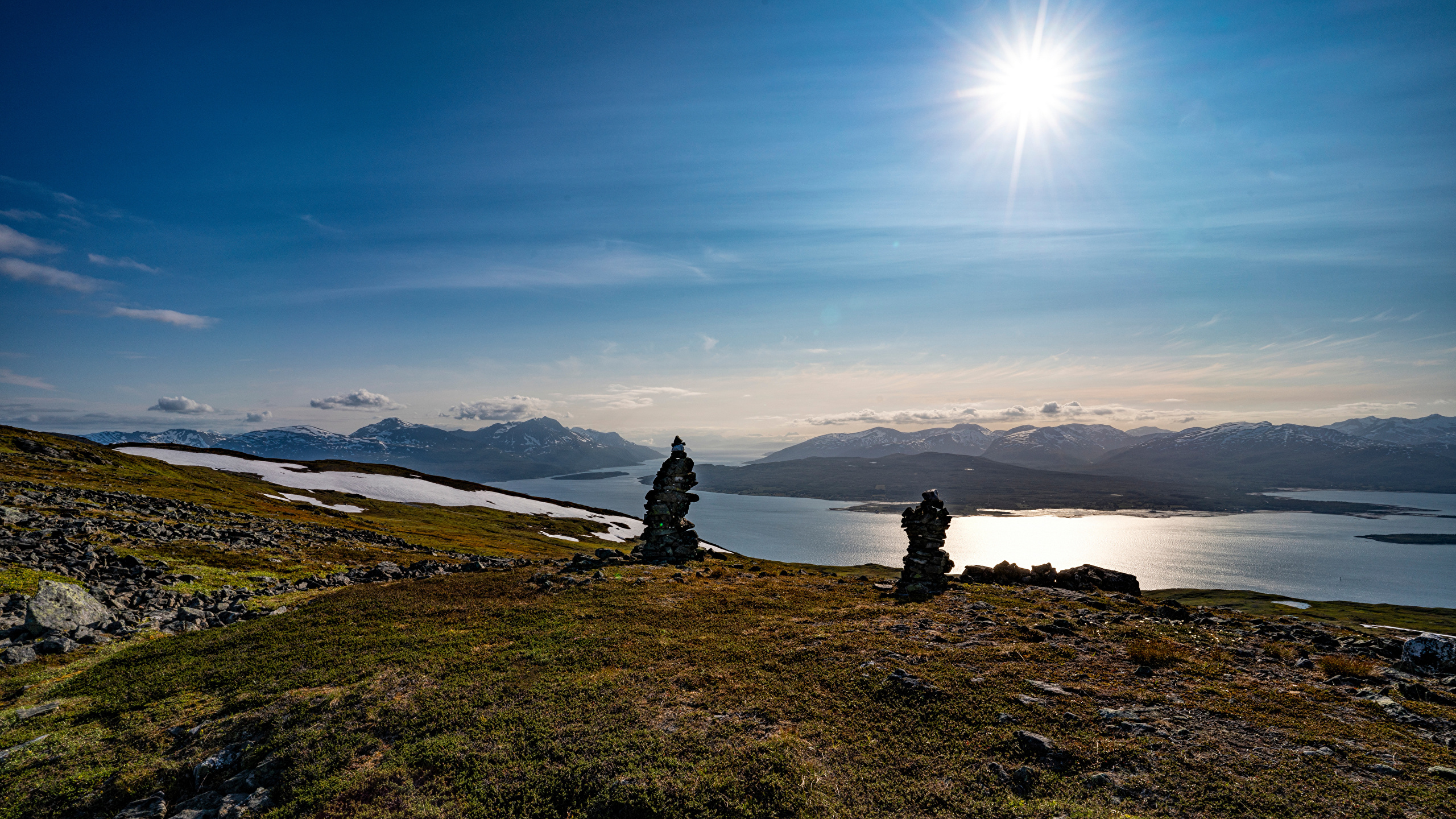 Фотография Норвегия Tromsø солнца Природа Небо Луга Камни 2560x1440 Солнце Камень