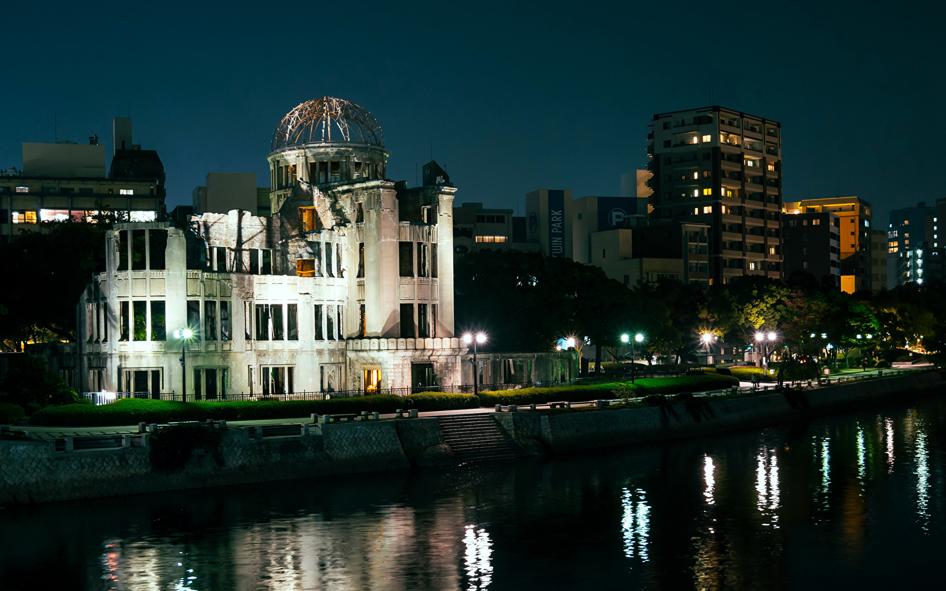 Картинка Япония Hiroshima Peace Memorial (Genbaku Dome) река Ночные Здания Города 1920x1200 Ночь Реки речка ночью в ночи Дома город