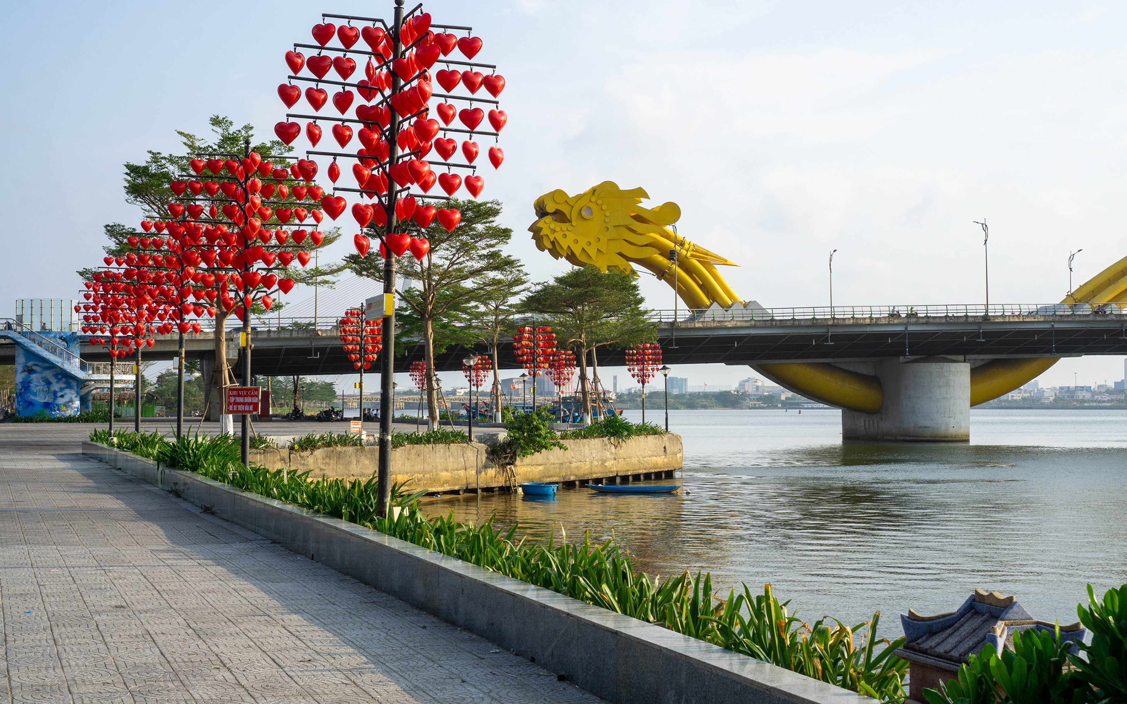Картинки Вьетнам сердечко Han River in Da Nang Мосты речка Города 3840x2400 серце Сердце сердца мост Реки река город