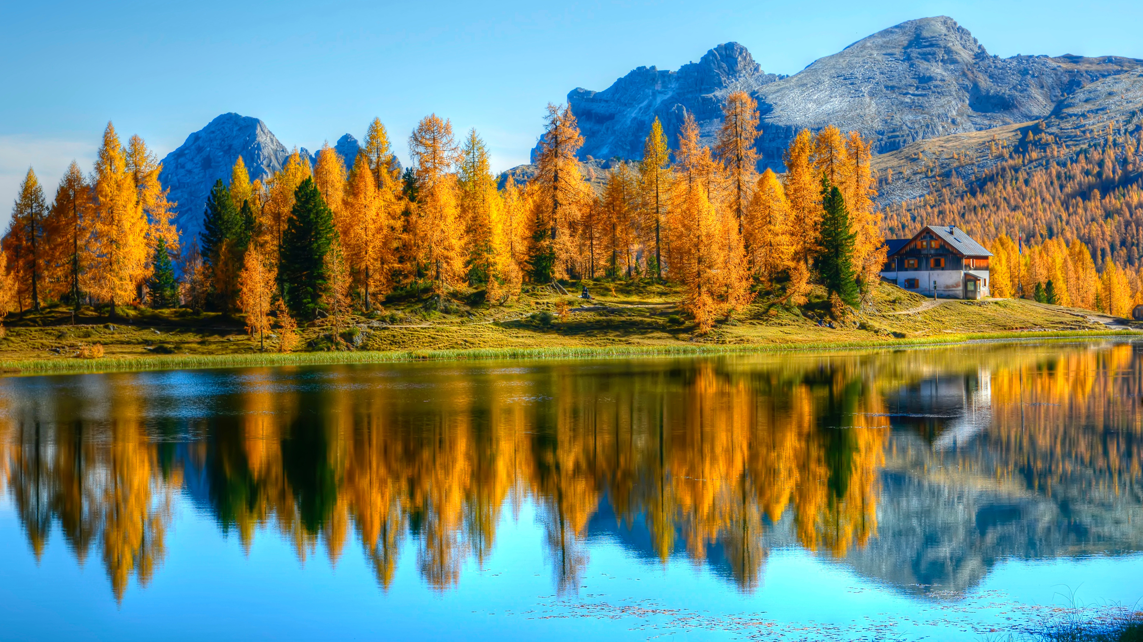 Картинка Италия гора Осень Природа Озеро Пейзаж отражается 3840x2160 Горы осенние отражении Отражение