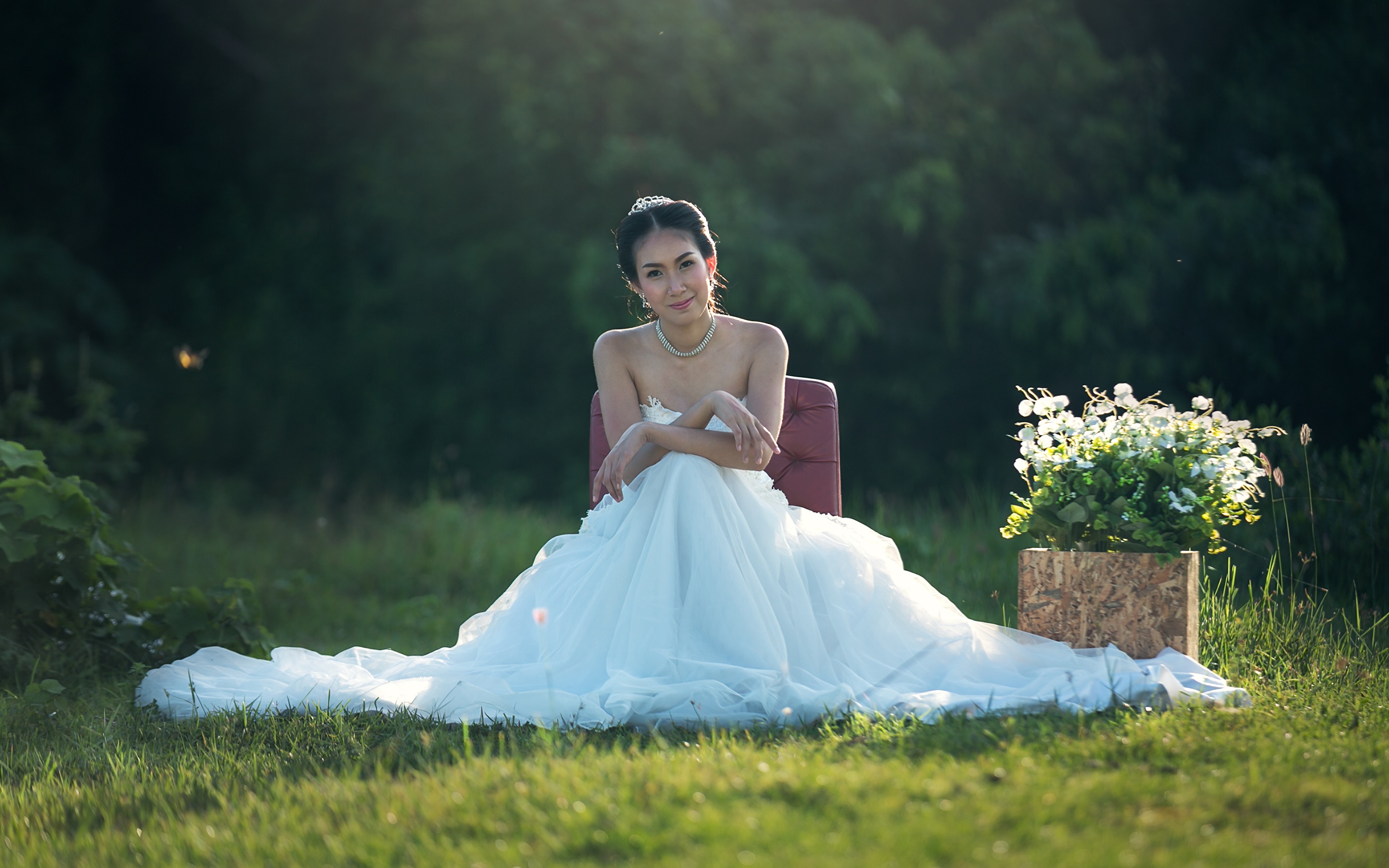 Невеста. Девушка в пышном платье сидит. Свадьба невеста. Свадебная фотосессия в пышном платье. Девушка сидит в белом платье.