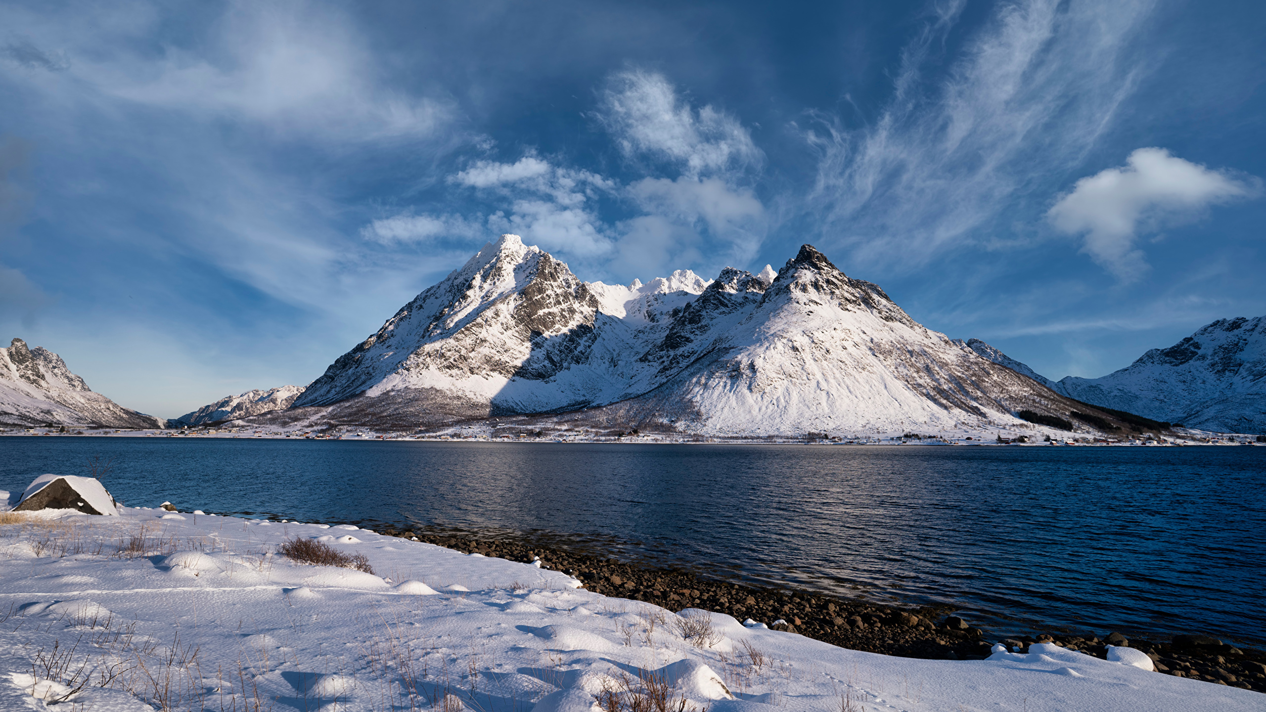 Обои для рабочего стола Лофотенские острова Норвегия Higravstinden Горы Природа Облака 2560x1440 гора облако облачно
