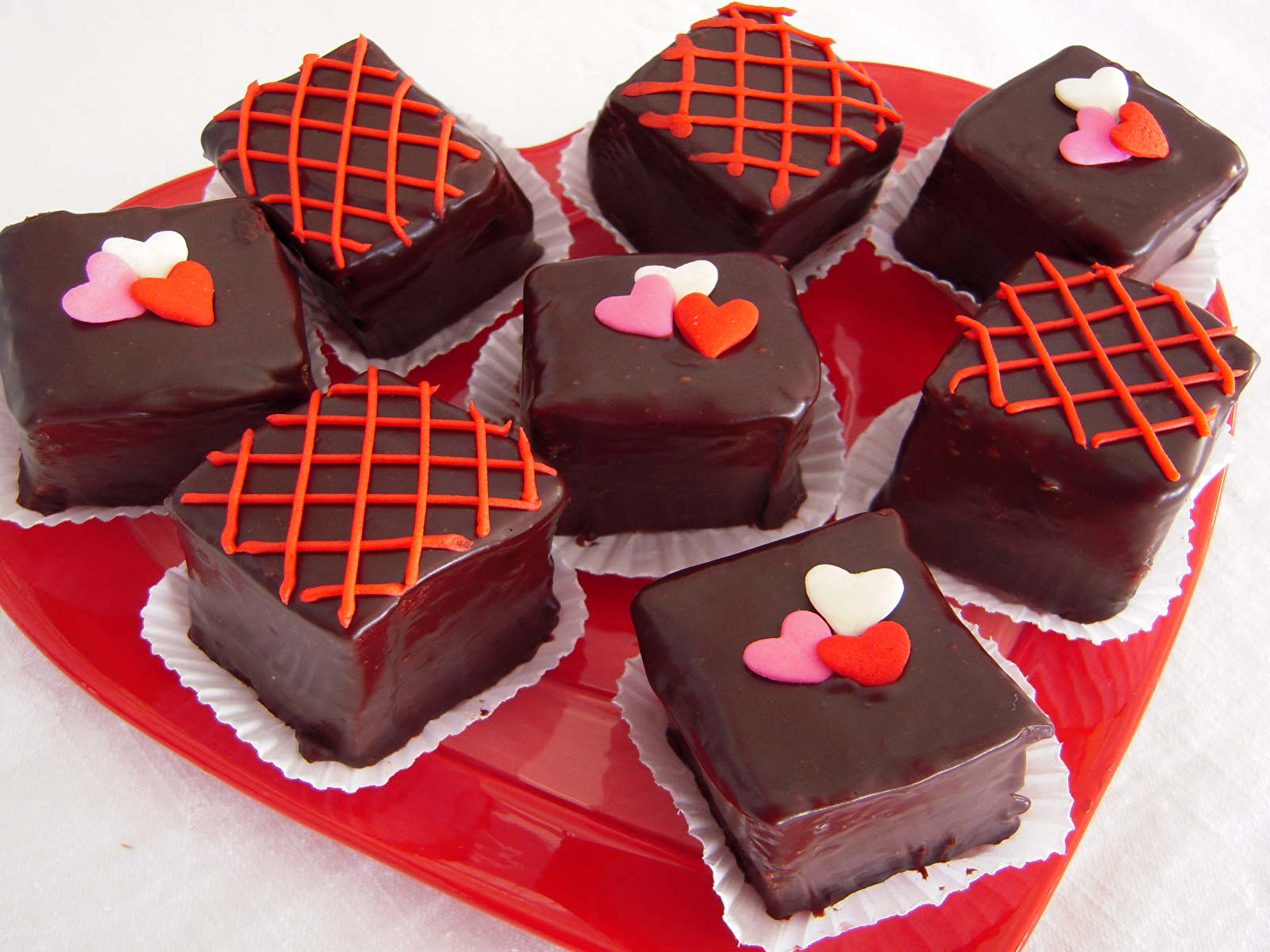 Фотографии сердечко Шоколад Конфеты Продукты питания сладкая еда 1600x1200 серце Сердце сердца Еда Пища Сладости