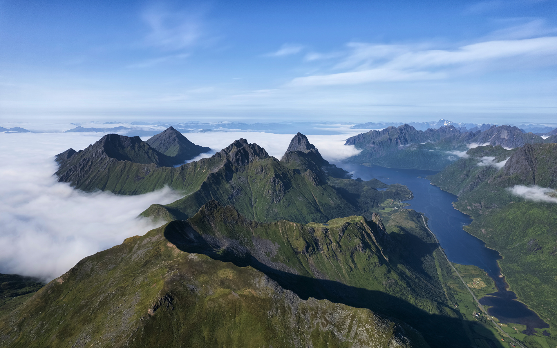 Обои для рабочего стола Лофотенские острова Норвегия Laupstad Фьорд Горы Природа Сверху Облака 1920x1200 гора облако облачно