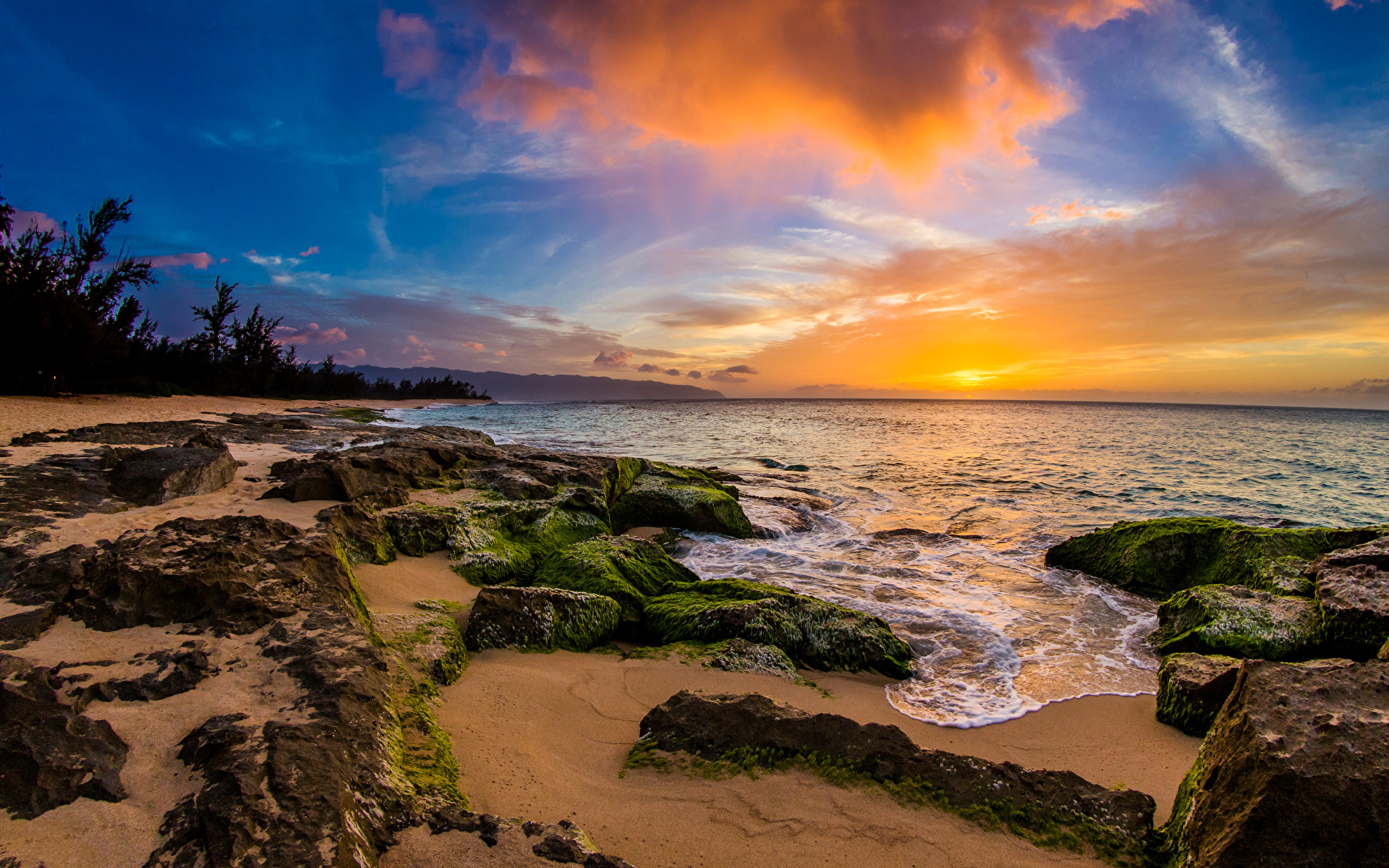 Фотографии гавайские острова США Океан Природа Небо Пейзаж Тропики Рассветы и закаты мха Камни Побережье 1920x1200 Гавайи штаты америка тропический рассвет и закат Мох мхом берег Камень