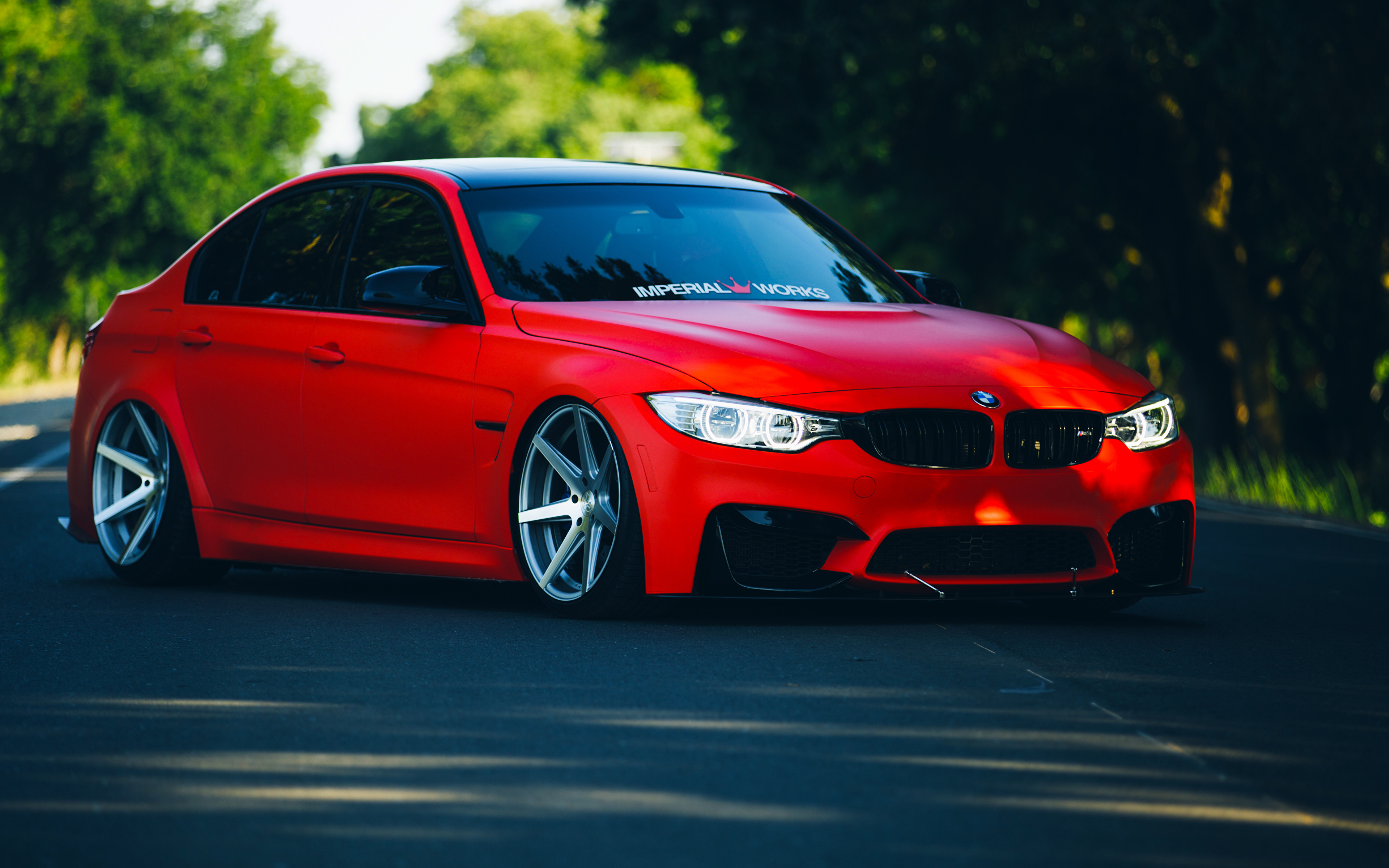 красный автомобиль BMW M3 без смс