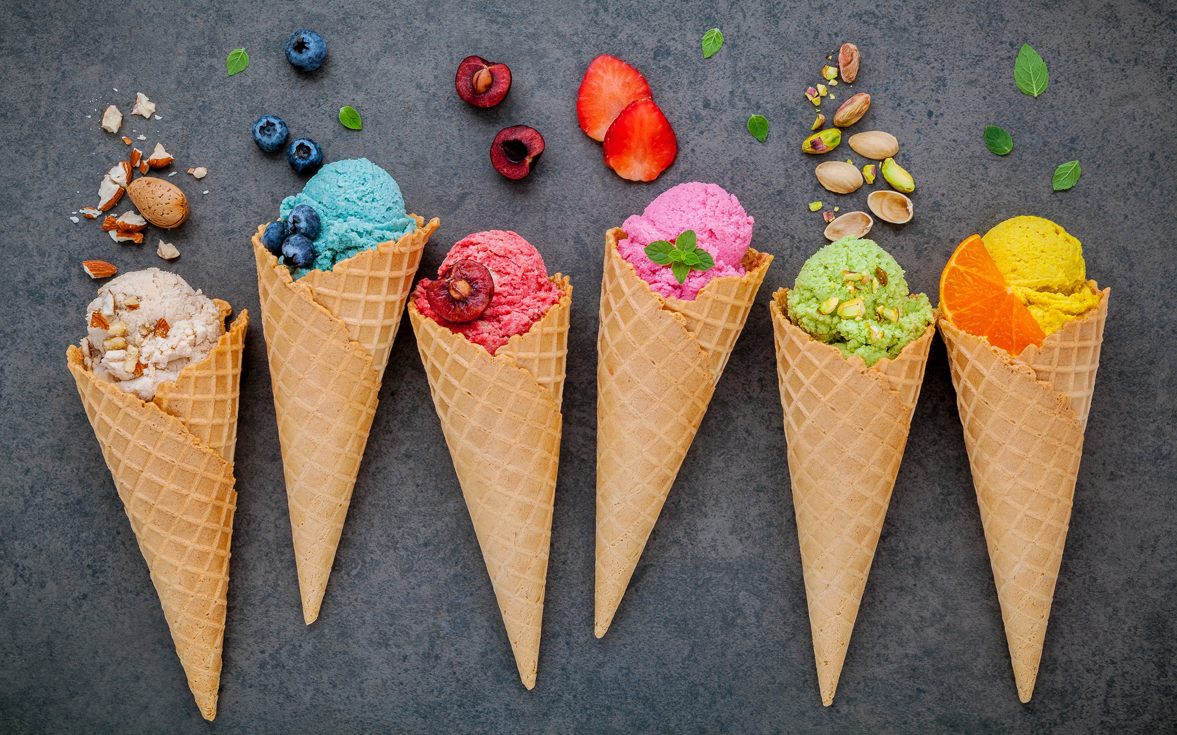 Фотография Разноцветные Мороженое Вафельный рожок Еда Ягоды 3840x2400 Пища Продукты питания