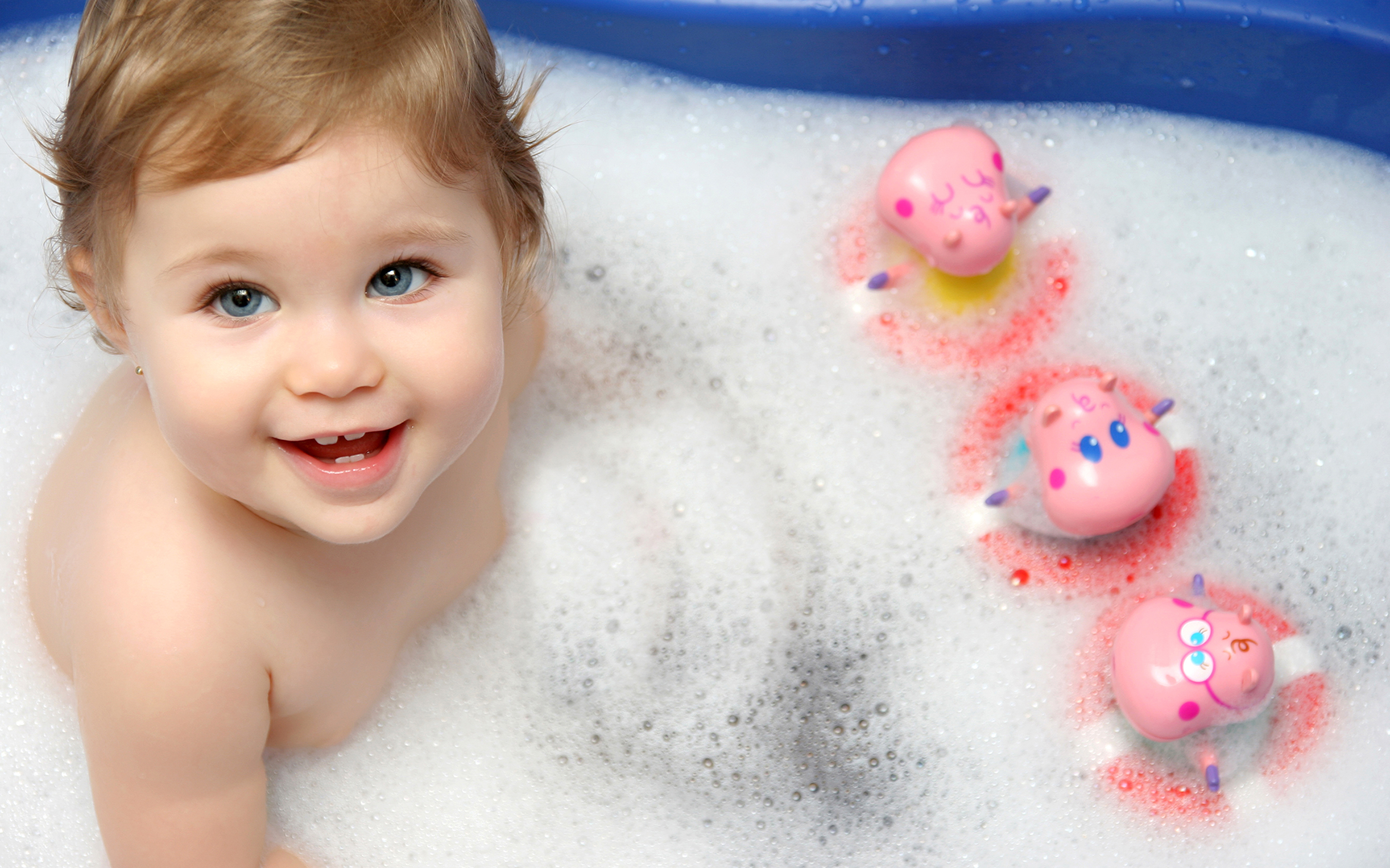 Веселое купание. Малыш в ванной. Малыш купается. Дети купаются в ванной. Детская фотосессия в ванне с пеной.