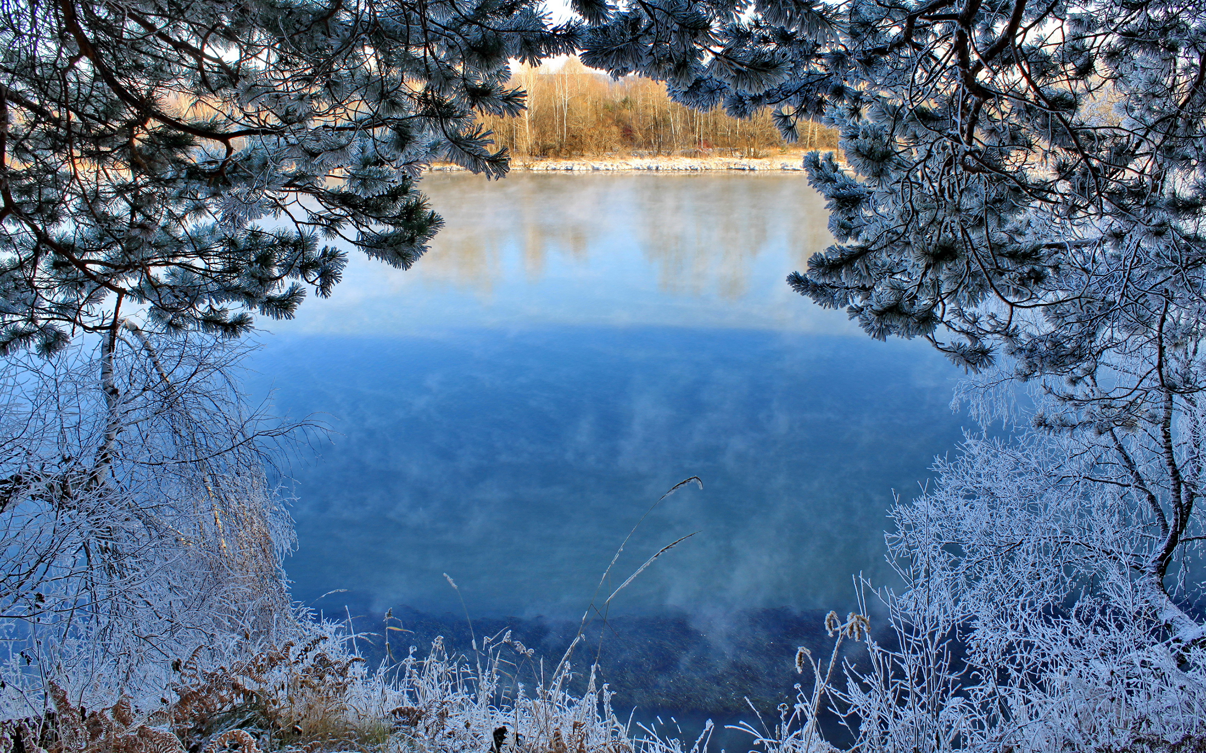 Сильный утренний мороз сковал ручьи. Озеро Винтер. Голубое озеро зимой. Зимний пруд.