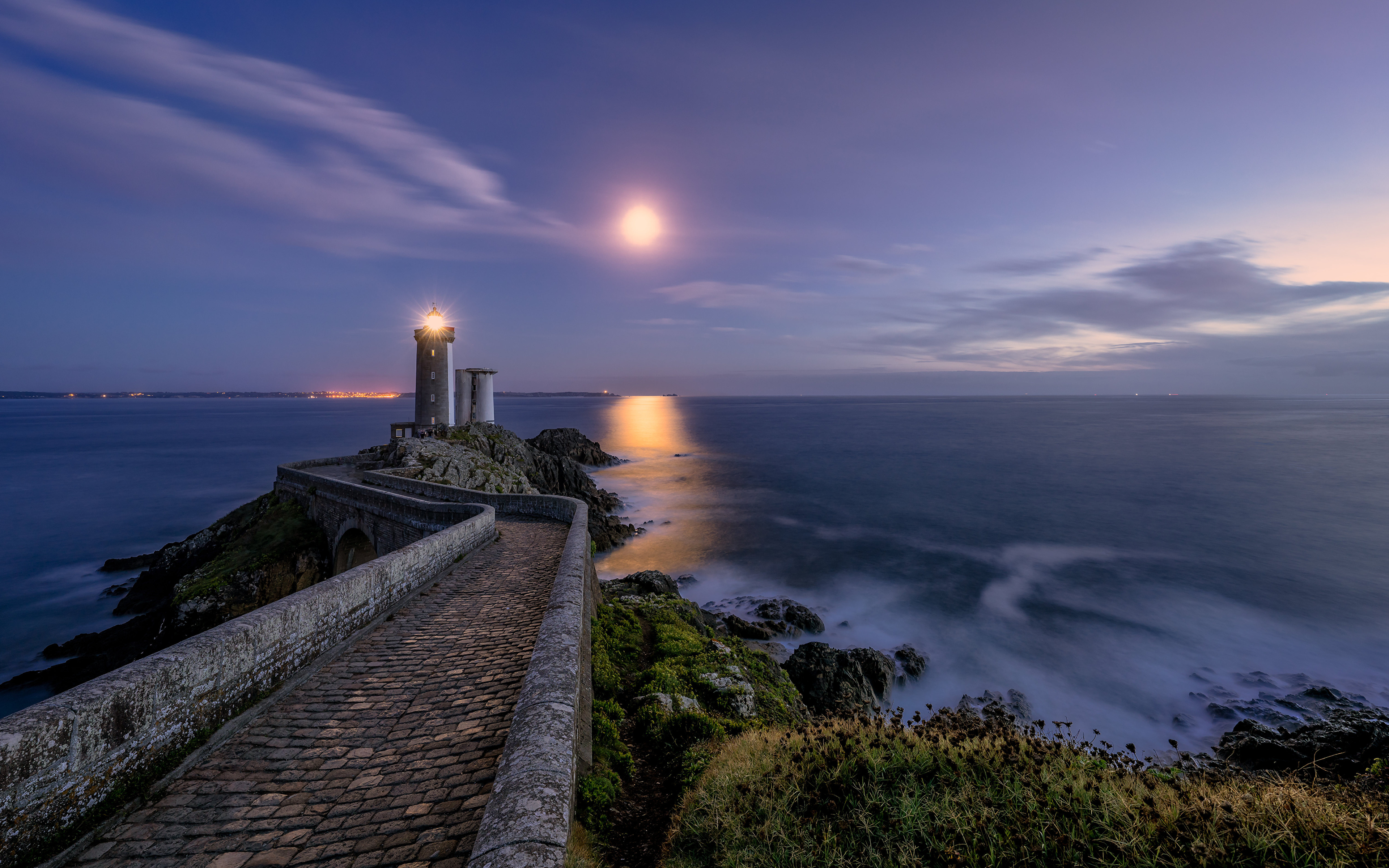Картинка Франция Brittany Маяки Природа луны берег 3840x2400 маяк Луна луной Побережье