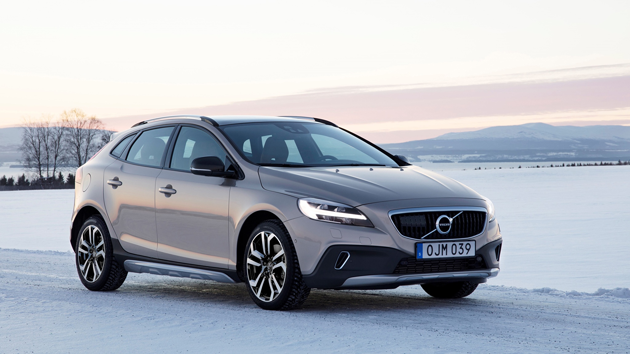 Volvo v40 и v40 cross country отличия