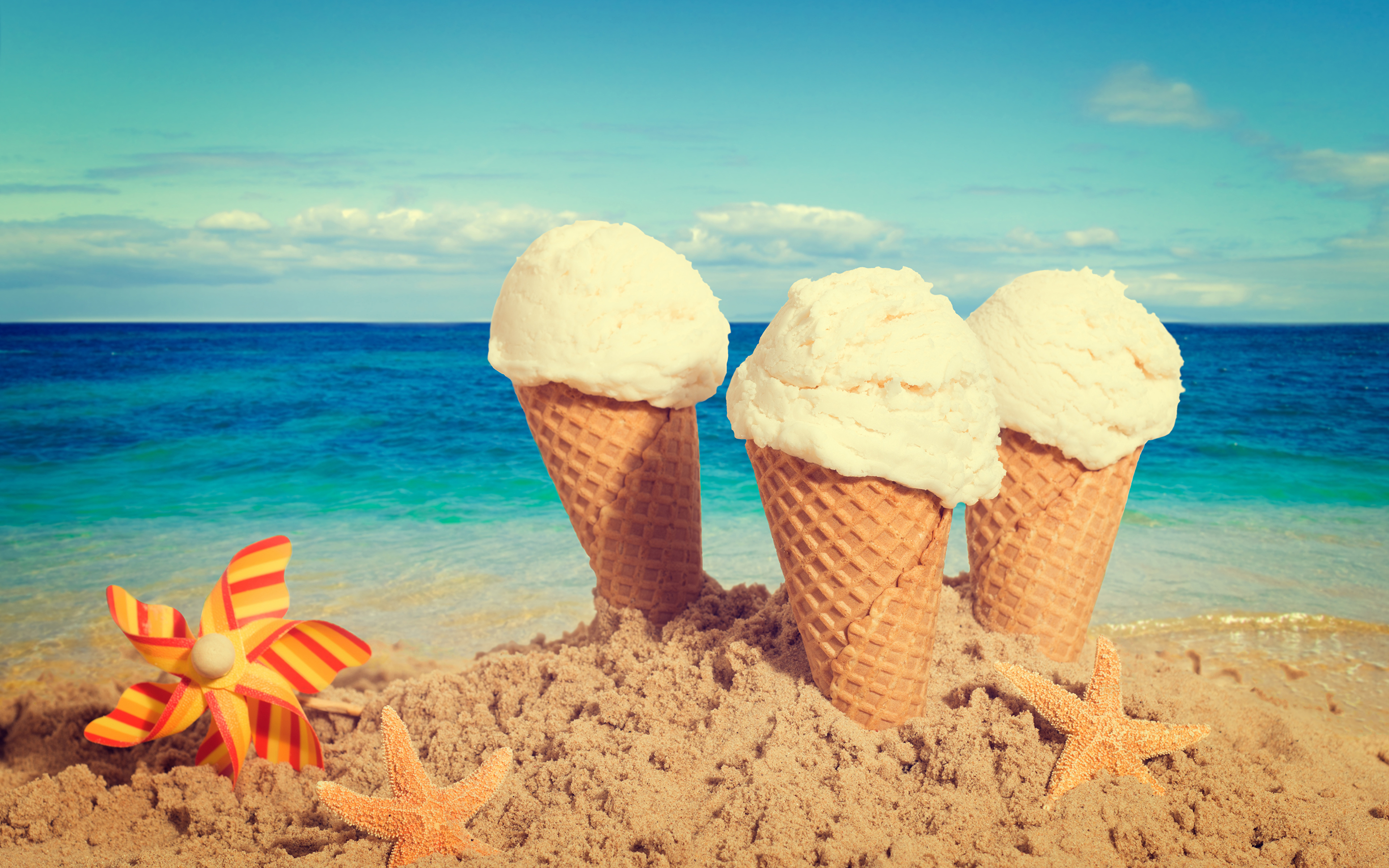Лето море сайт. Лето пляж. Летние картинки на рабочий стол. Мороженое на пляже. Лето море пляж.