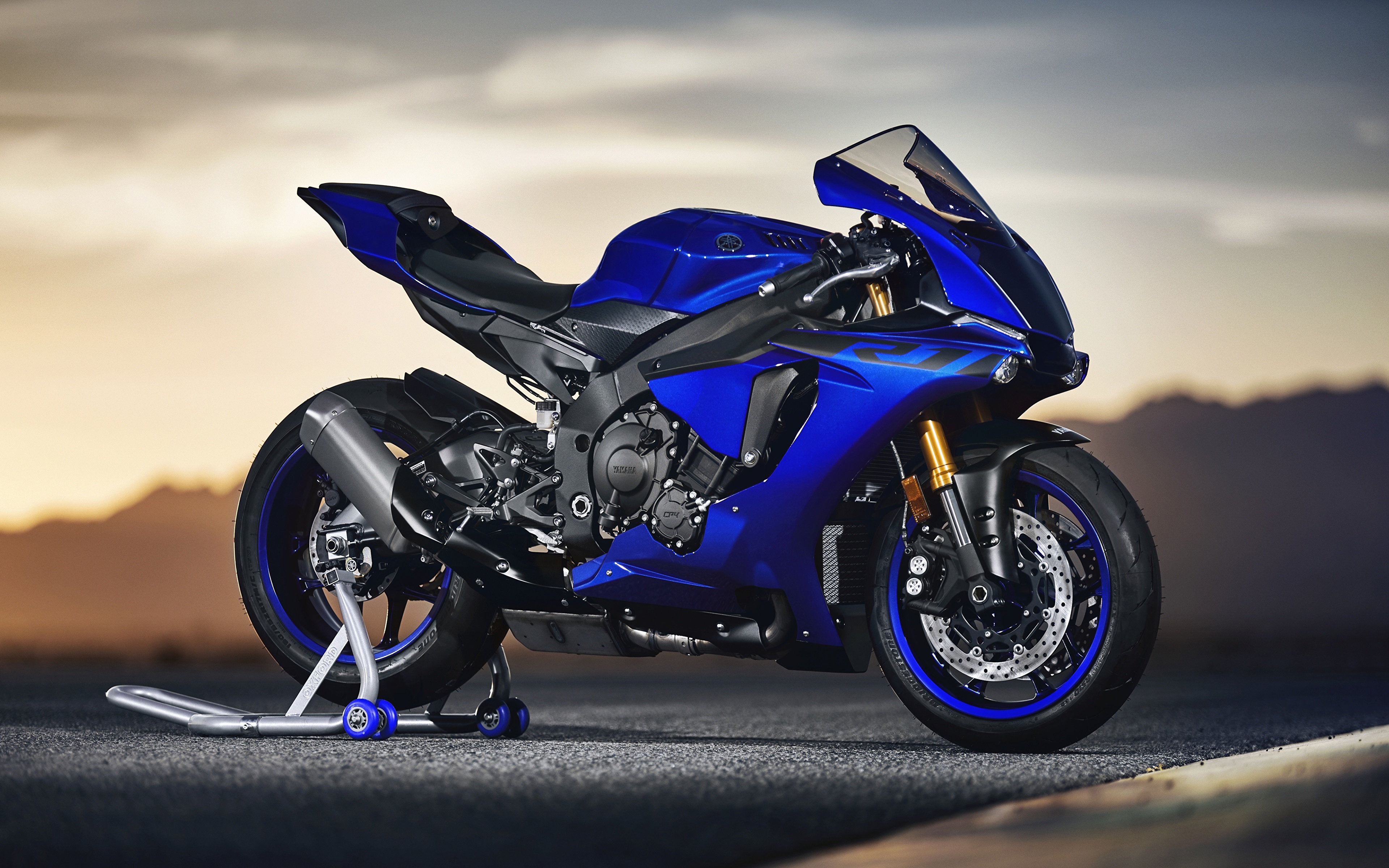 Обои для рабочего стола Yamaha YZF R1 2018 синие Мотоциклы 3840x2400 Ямаха синяя Синий синих мотоцикл