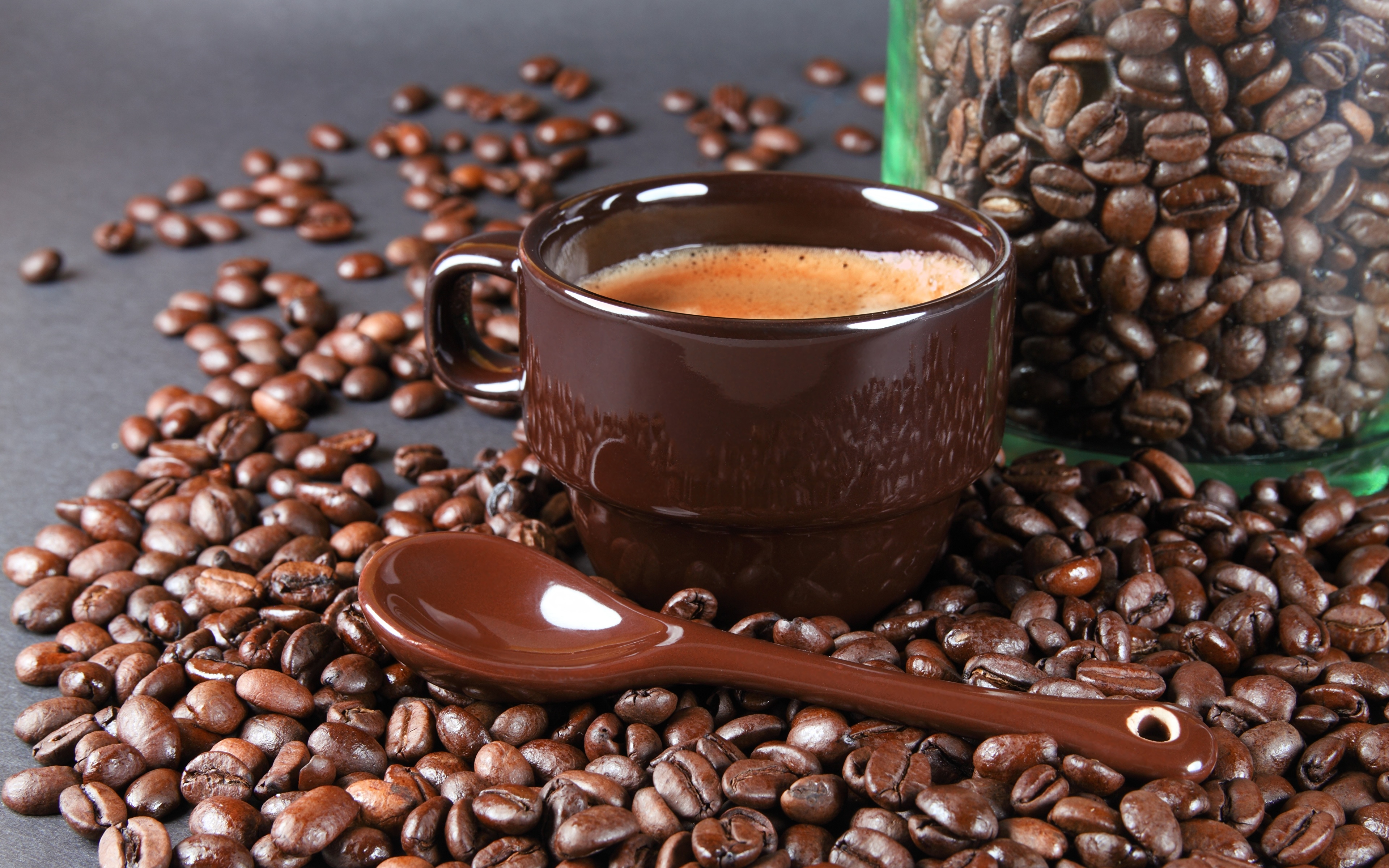 Чашка кофе в центре кофейных зерен скачать