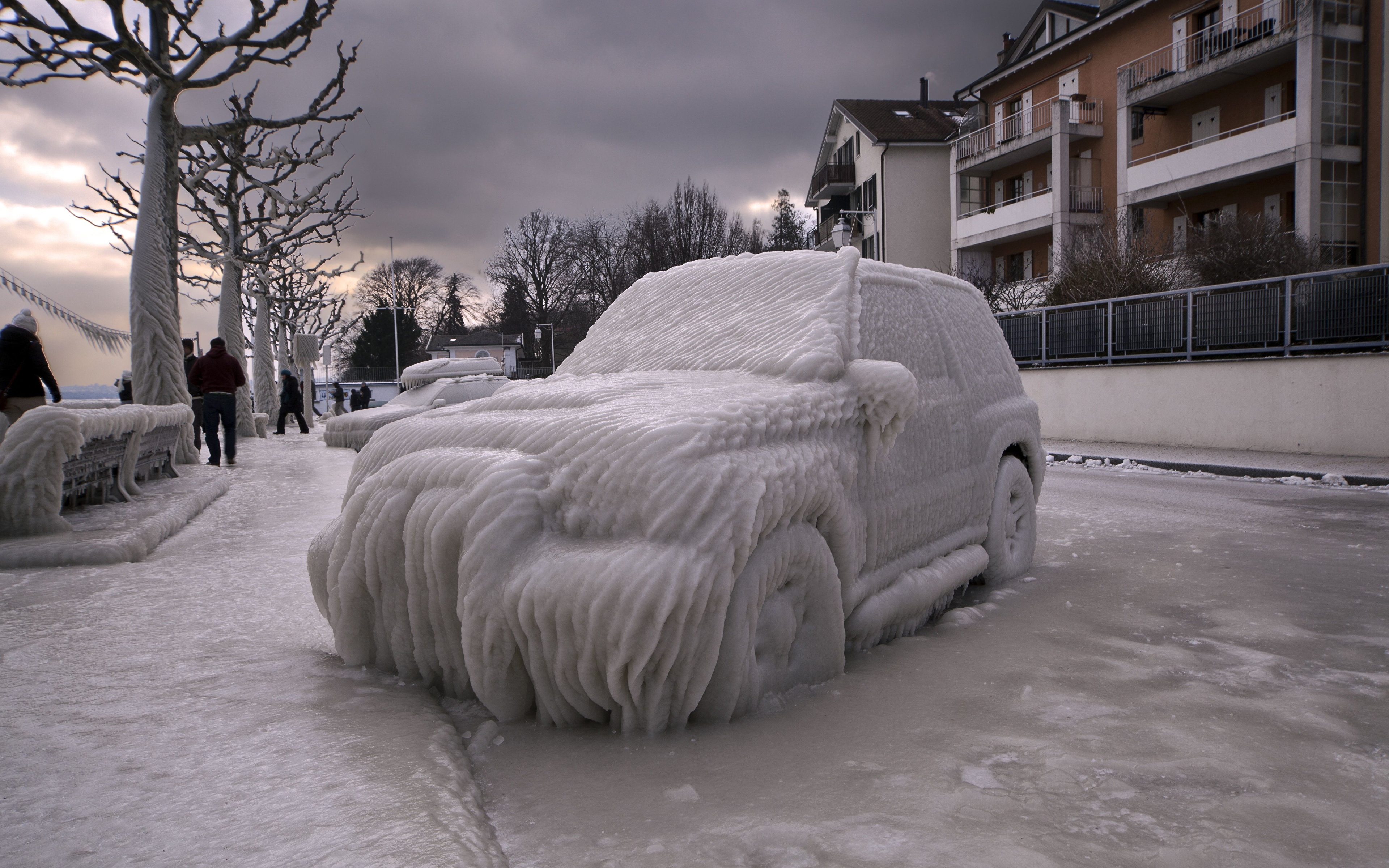 Замерзший сугроб. Обледенение в Молдове 2000. Машина во льду. Обледеневшая машина. Замерзший автомобиль.