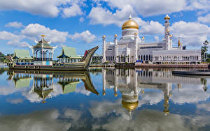 Картинки Лодки Мечеть Реки Дворец Башня Отражается Облачно Brunei, Omar Ali Saifuddien Mosque город